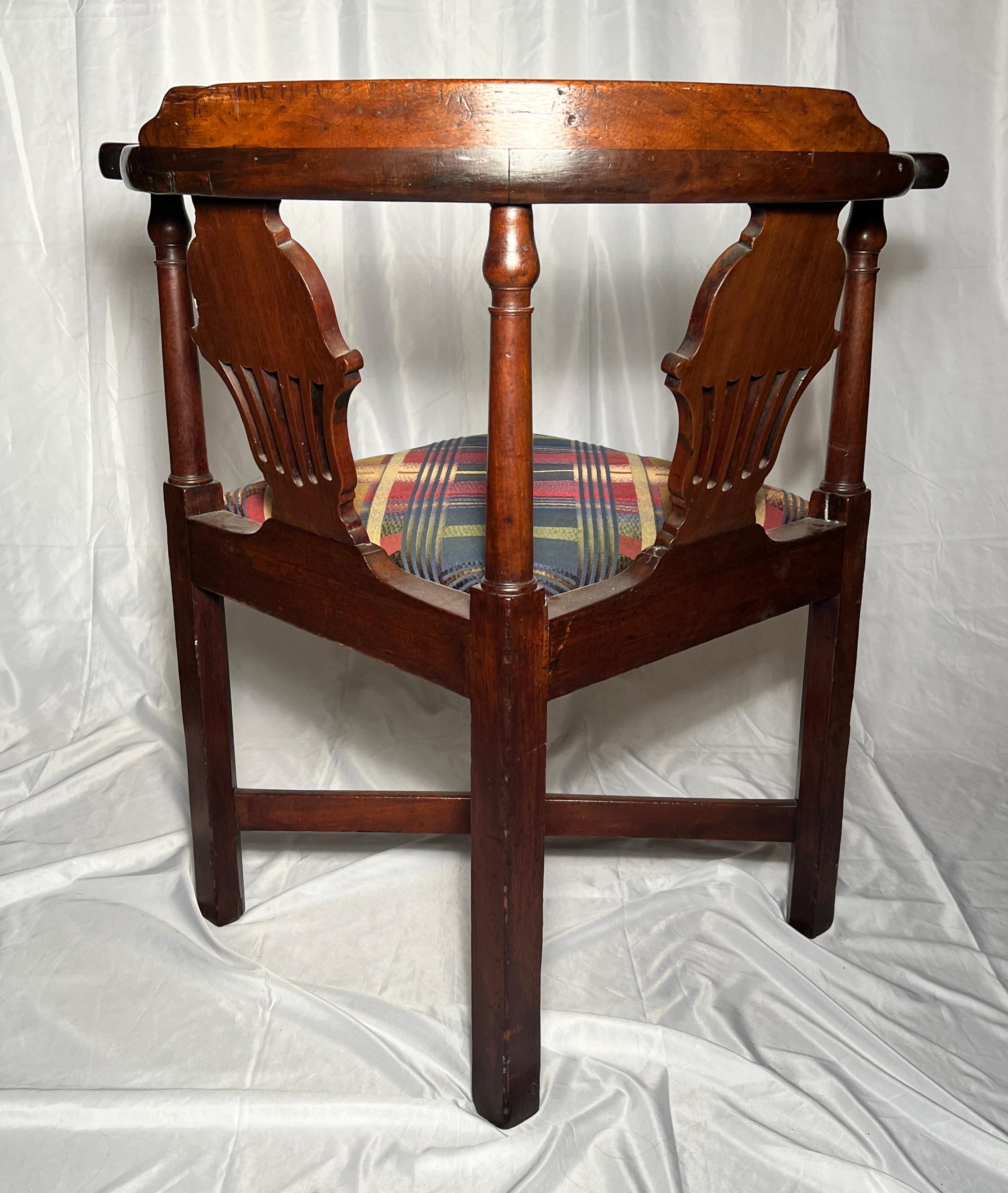 Antique English Mahogany Corner Chair circa 1880 In Good Condition For Sale In New Orleans, LA