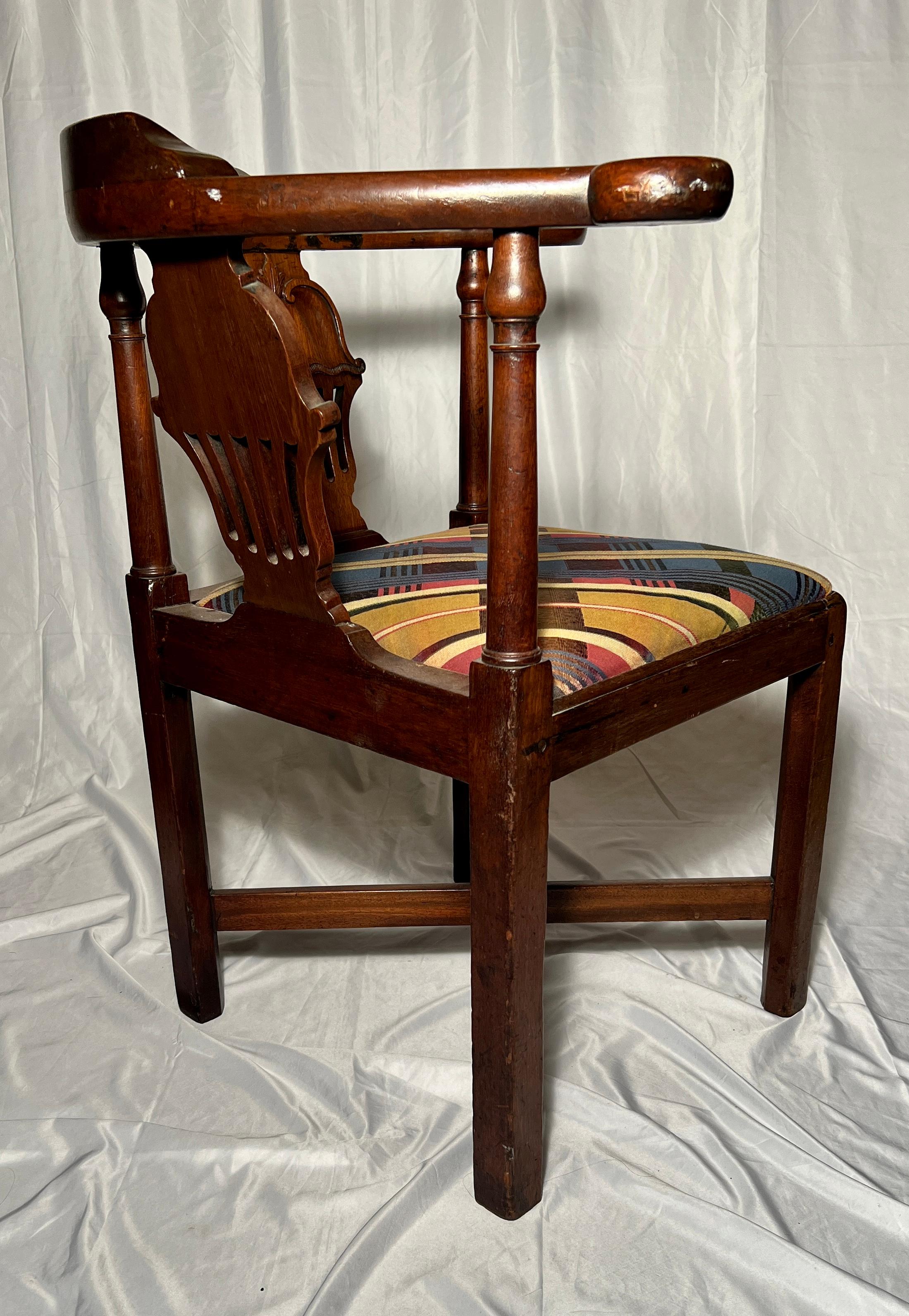 Antique English Mahogany Corner Chair circa 1880 For Sale 1