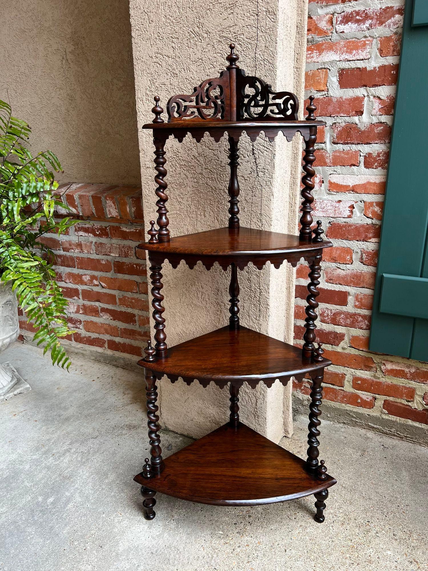 Antiguo estante de caoba inglés CORNER Display Shelf BARLEY TWIST Étagère Bookshelf.

Directamente de Inglaterra, una preciosa estantería esquinera o étagère inglesa antigua. Su impresionante silueta incluye una lujosa corona abierta tallada con un