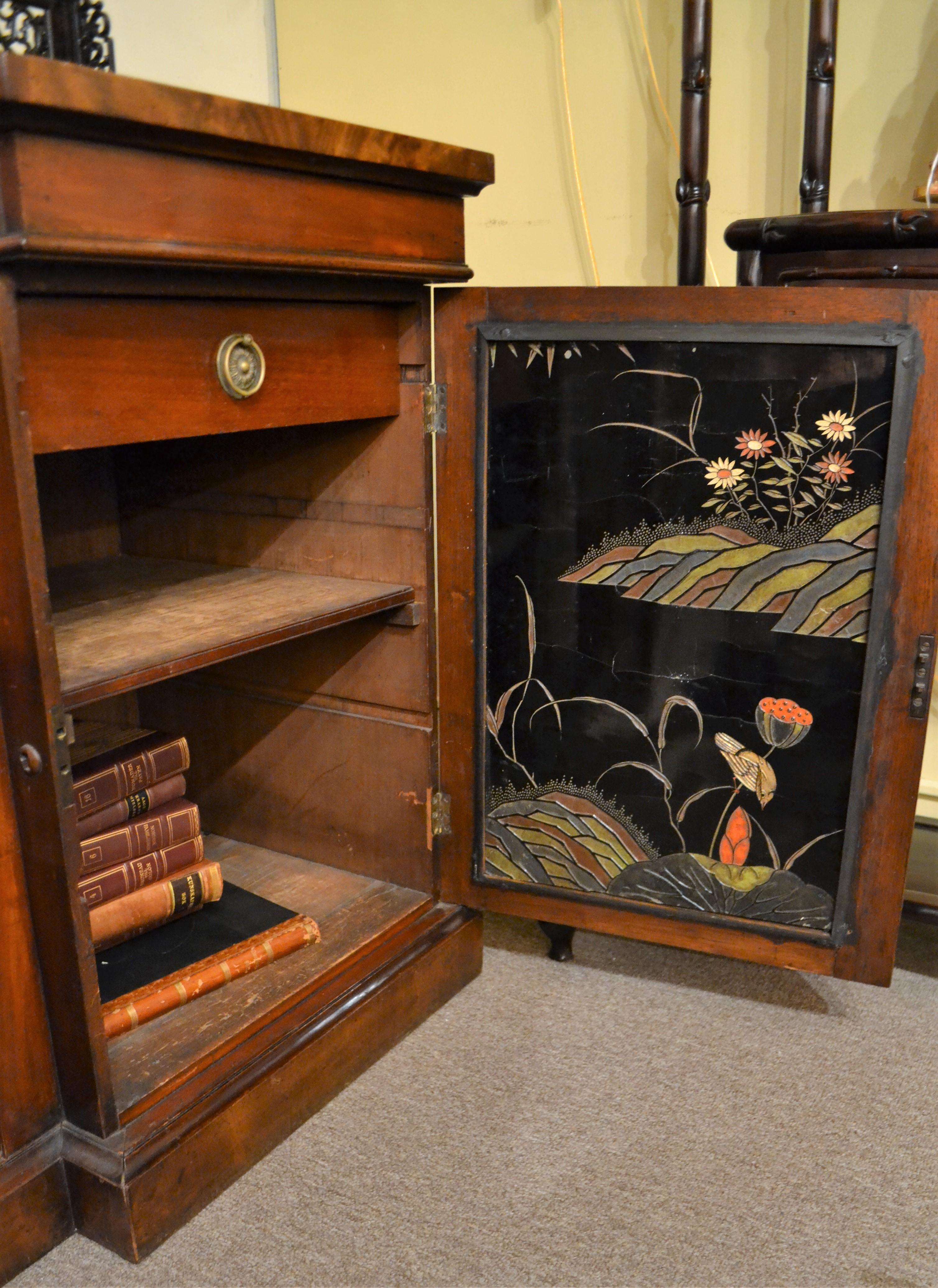 Antica credenza inglese in mogano con pannelli in stile cineseria in vendita 1