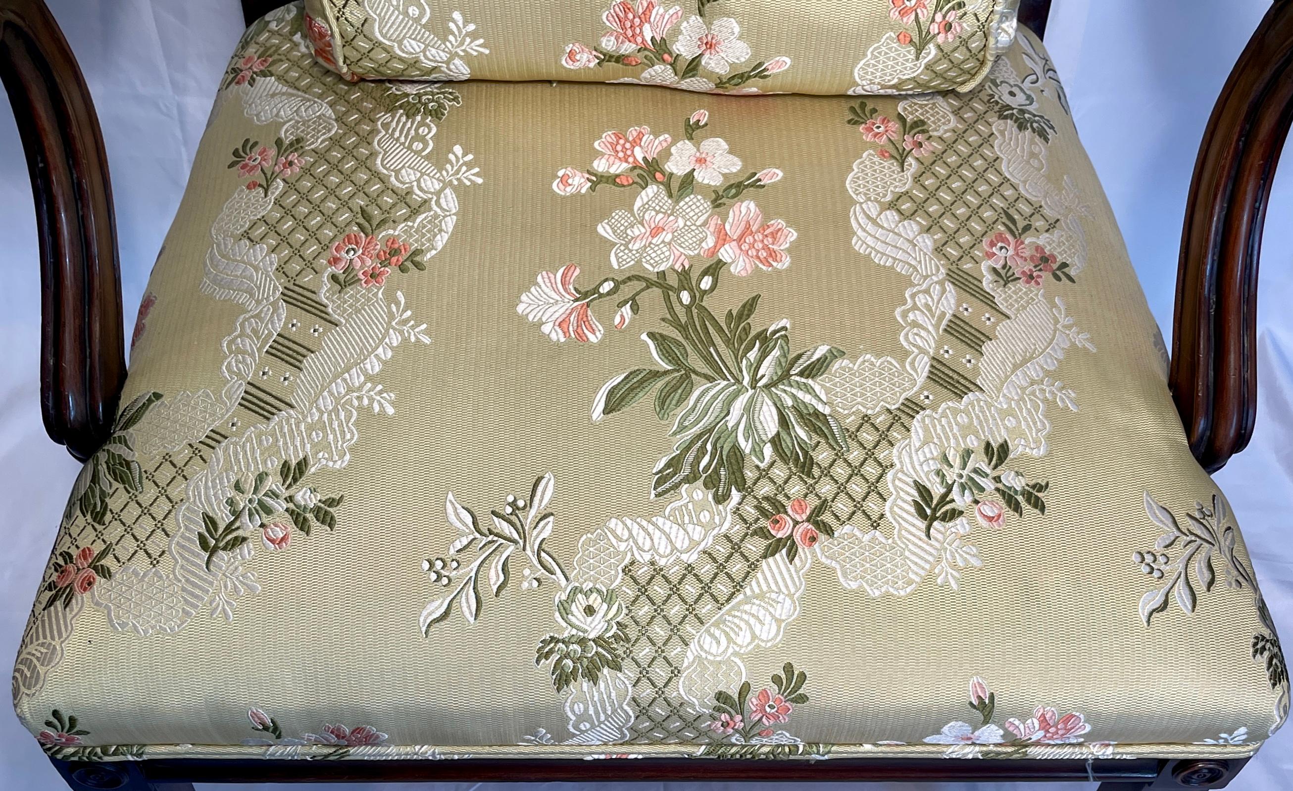 Tissu Chaise de bureau anglaise ancienne en acajou avec tissu Scalamandre, vers 1850-1860 en vente