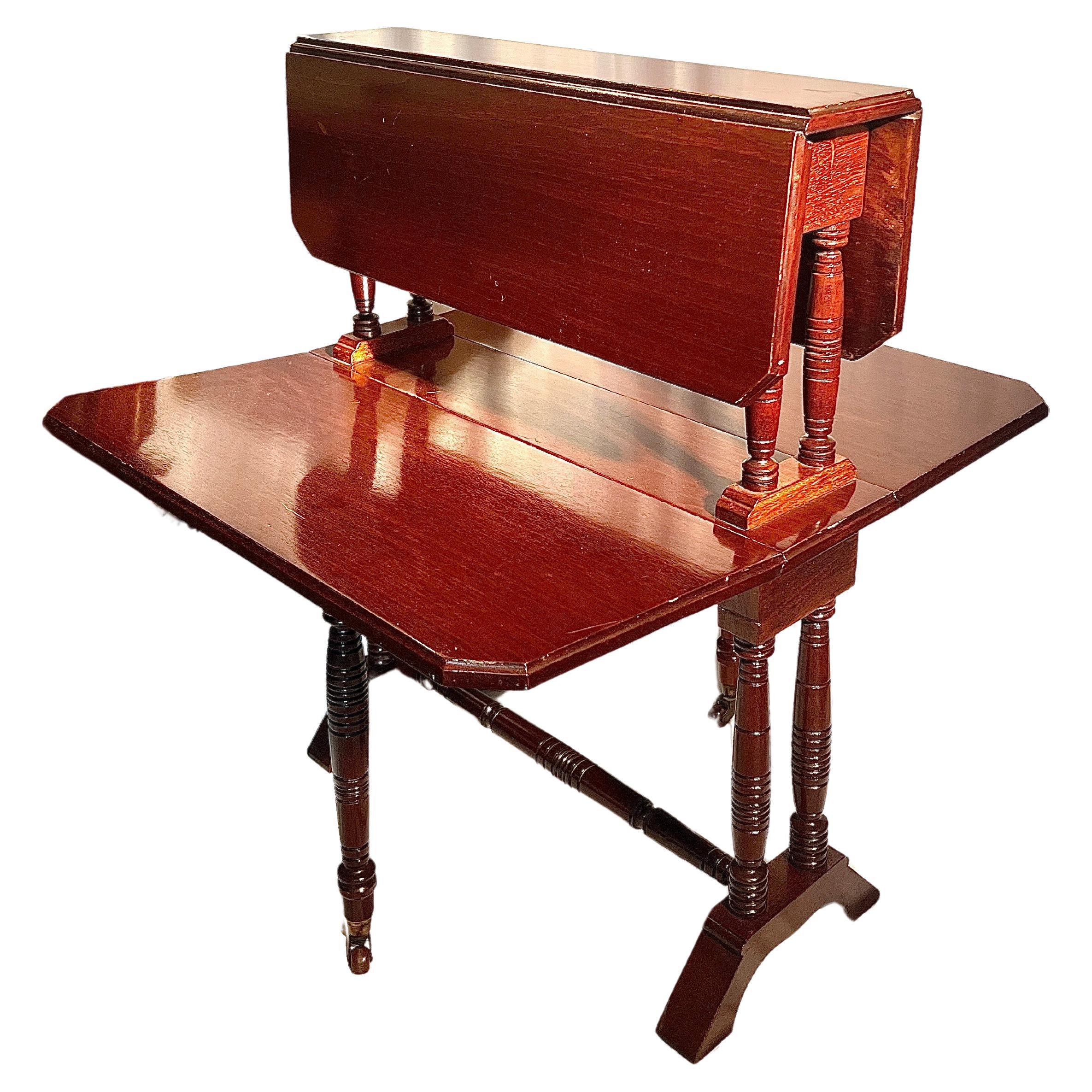 Antiker englischer Mahagoni-Doppel-Sutherland-Tisch, CIRCA 1880.
Die Messungen beziehen sich auf den Tisch, der auf dem ersten Foto als 