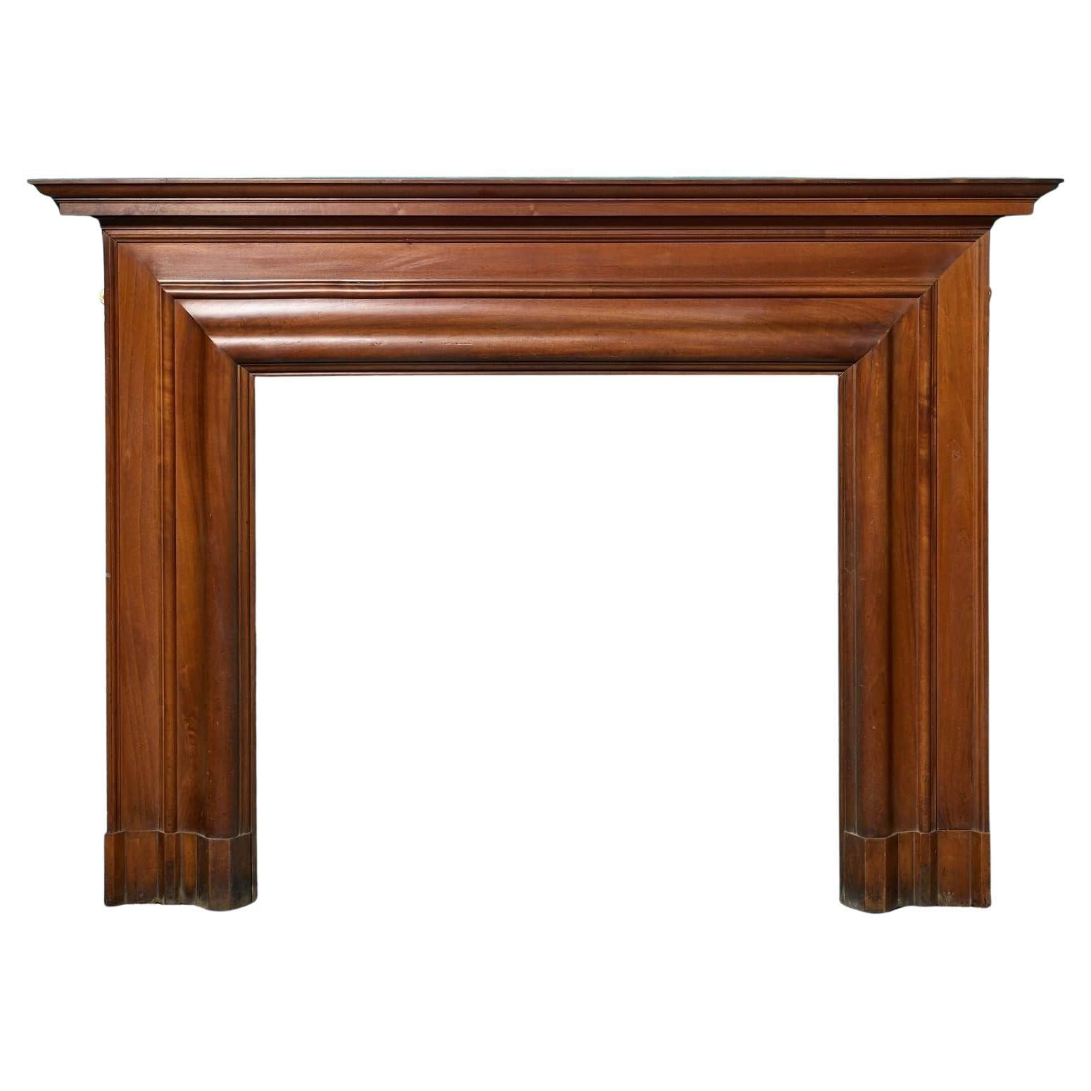 Antique French, in mogano inglese, con caminetto in polacco