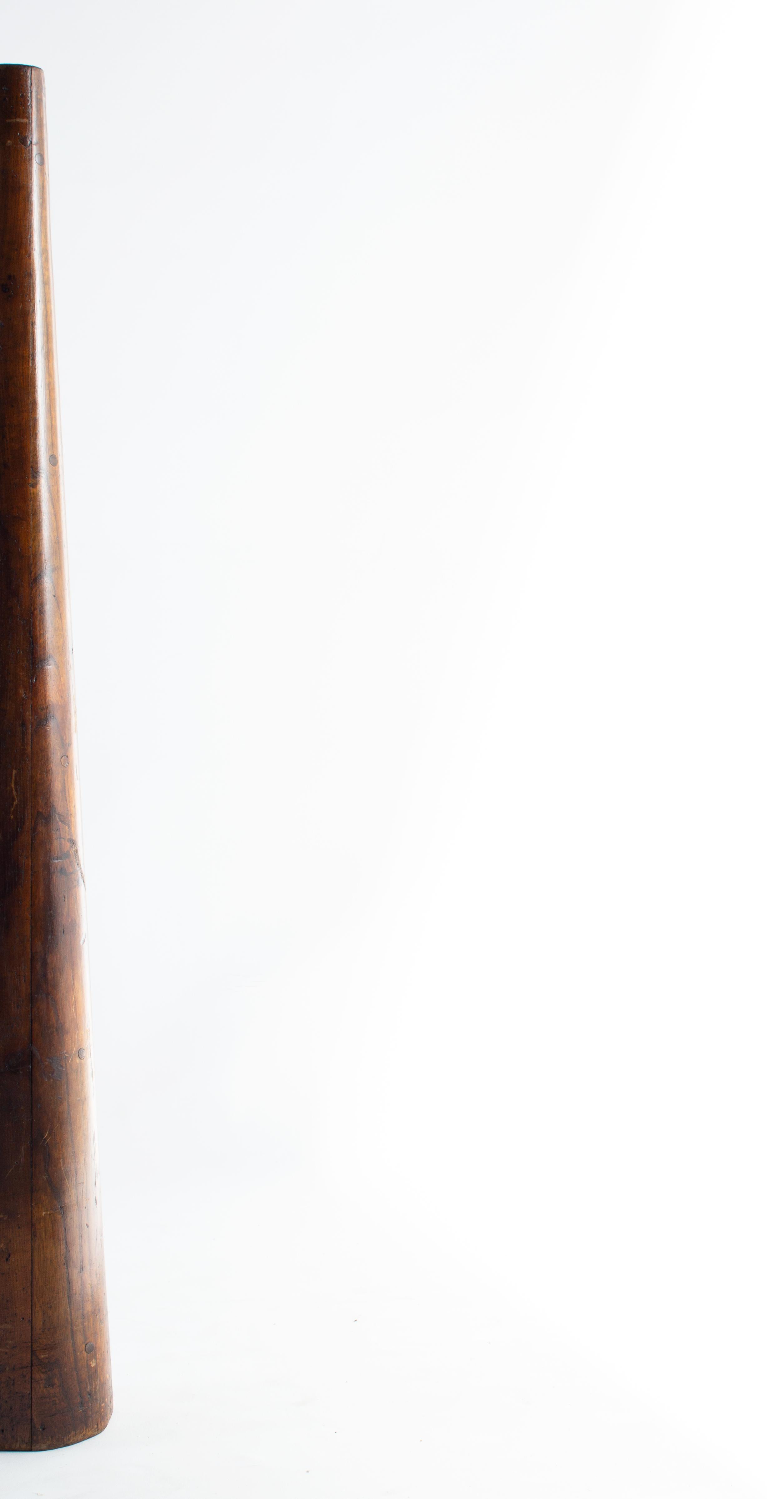 Ajoutez une touche rustique et vintage à votre décor avec cette épingle à engrenage en bois d'acajou anglais datant d'environ 1890. Fabriqué dans le Nottinghamshire, il est idéal pour ajouter du style et de la sophistication à n'importe quelle