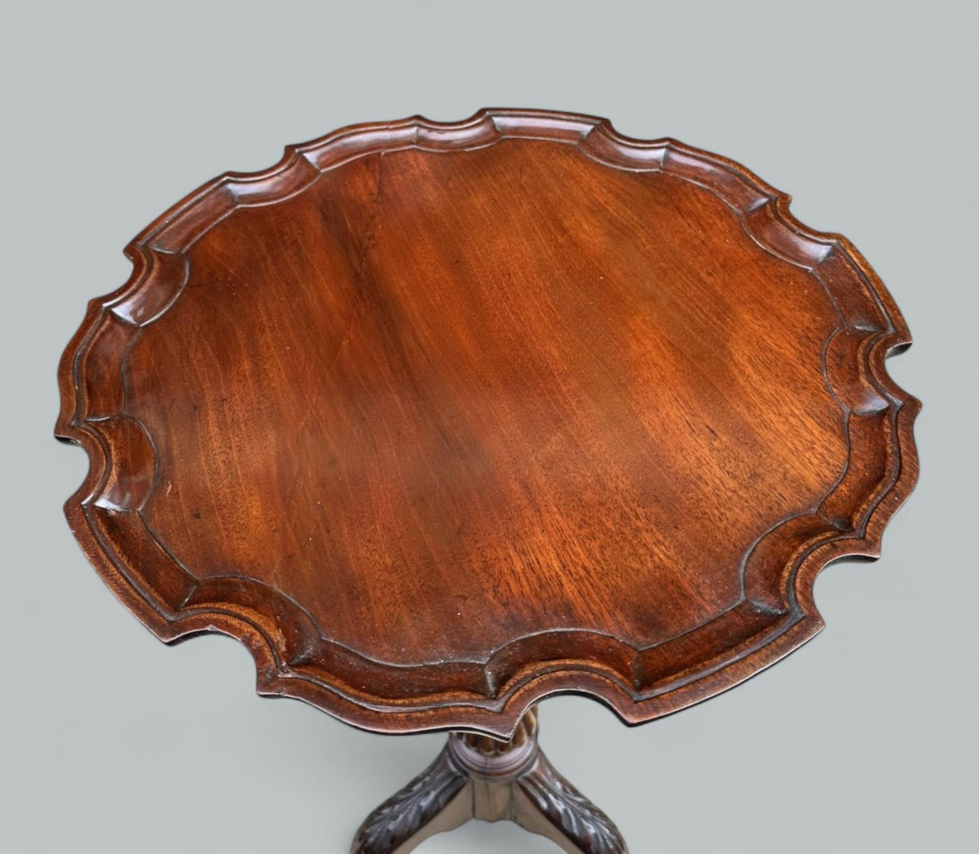Antique English Mahogany Georgian Style Tray Top Occasional Table Circular Wine In Good Condition For Sale In Dublin, Ireland