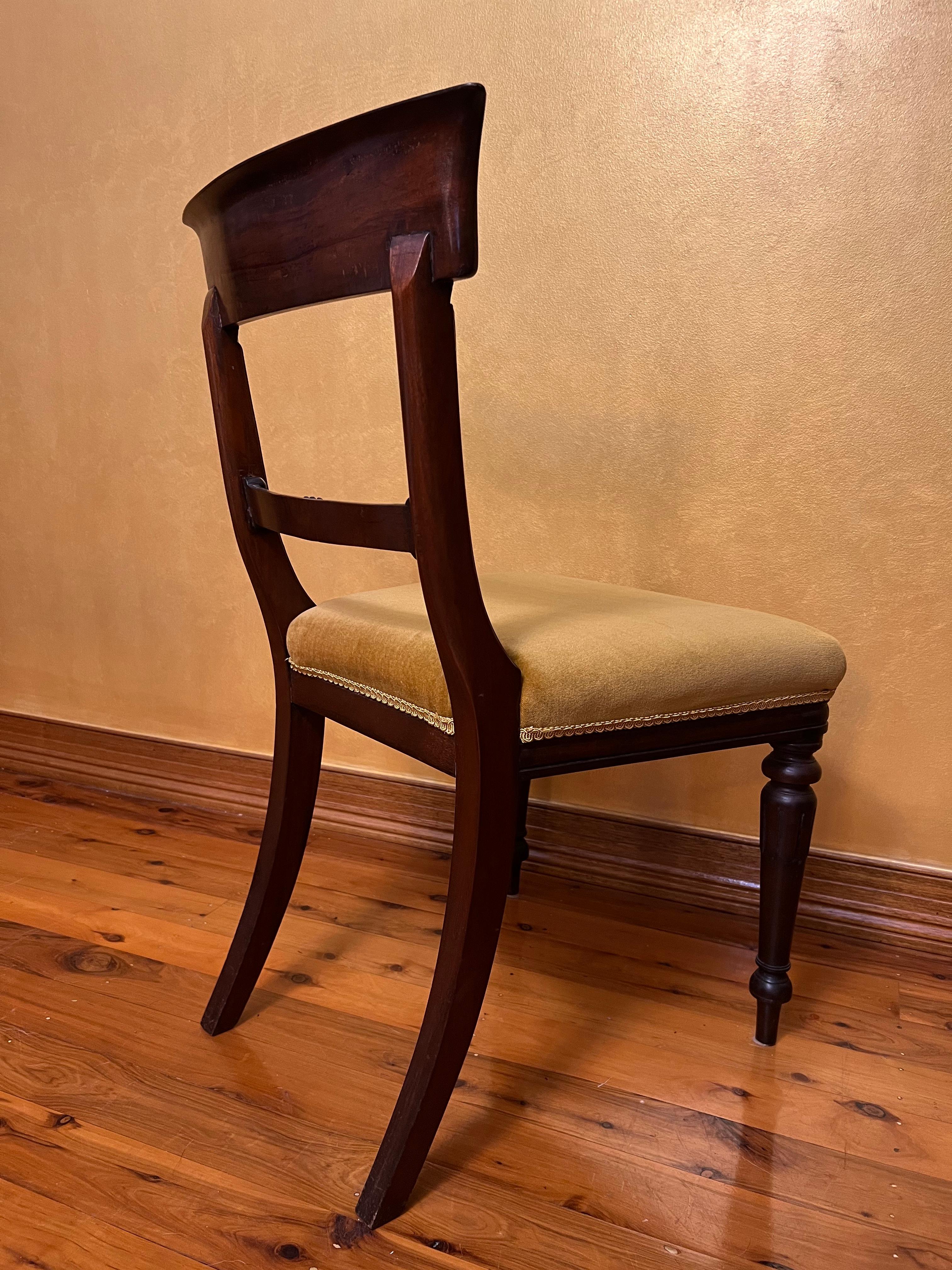 20ième siècle Six chaises anglaises anciennes en acajou et velours doré, ensemble de six en vente