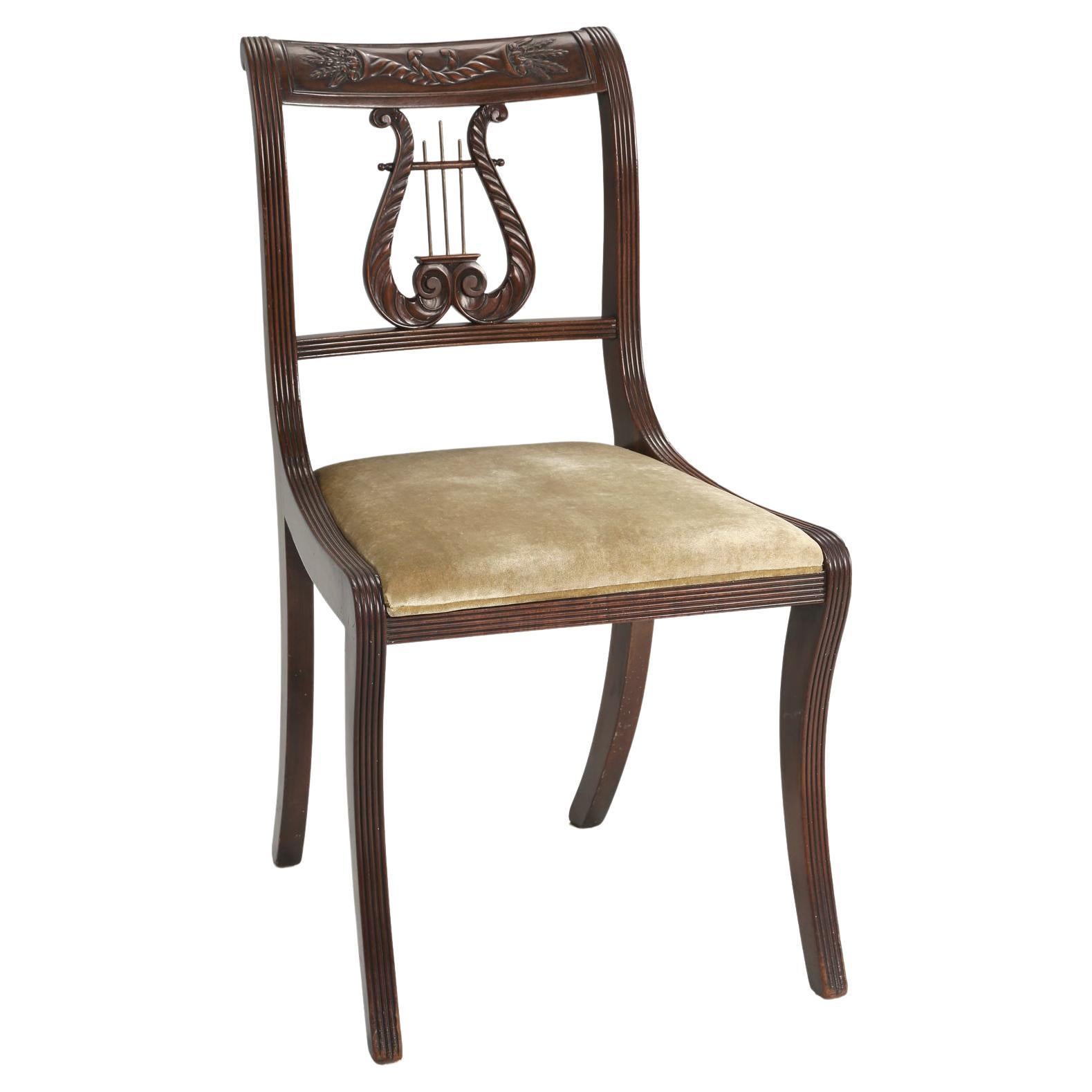 Chaise d'appoint anglaise ancienne à dossier en forme de lyre en acajou, restaurée, datant du milieu des années 1800 environ