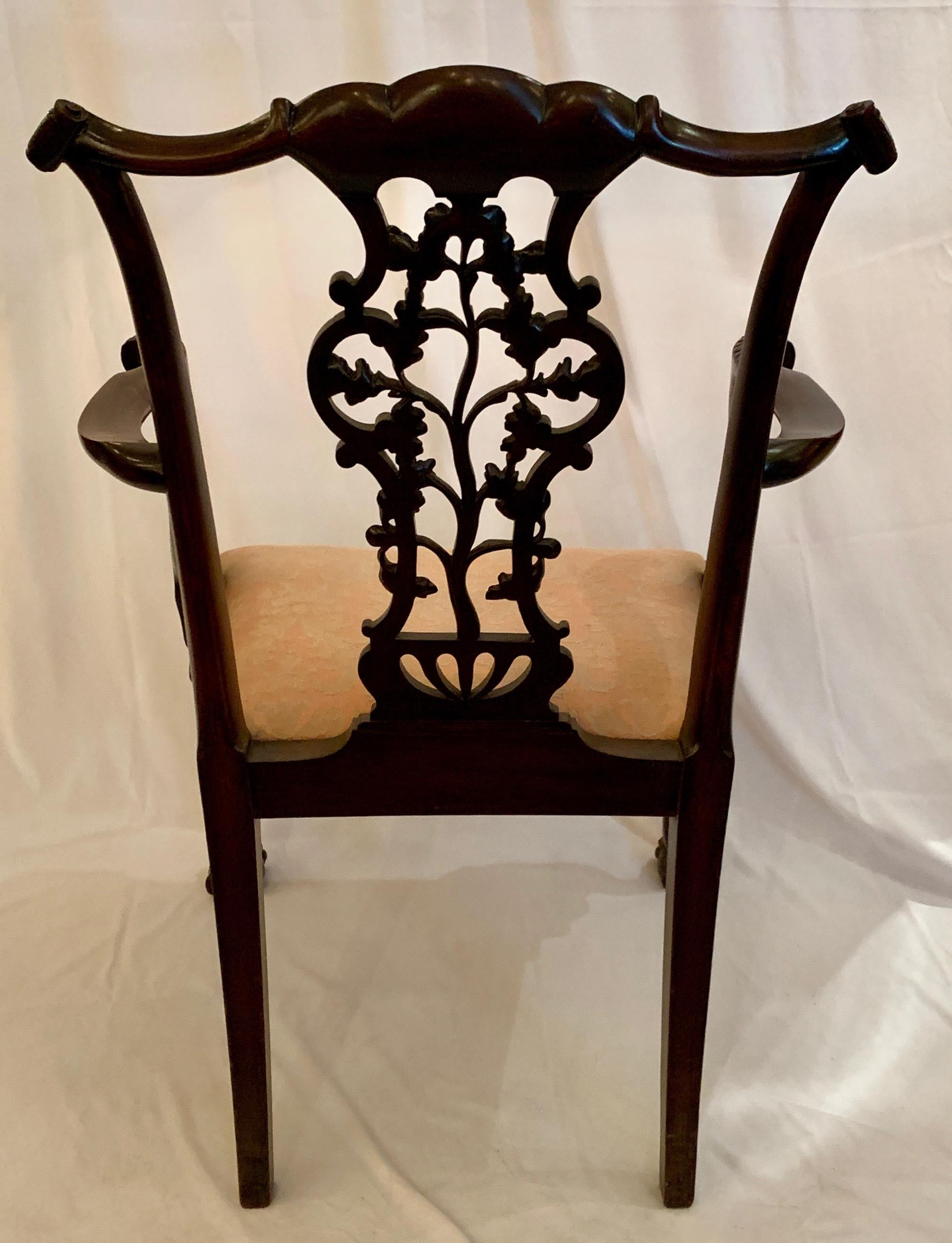Dieser einzelne Sessel zeigt die Sorgfalt, mit der ein Handwerksmeister seine Schnitzereien ausgeführt hat.