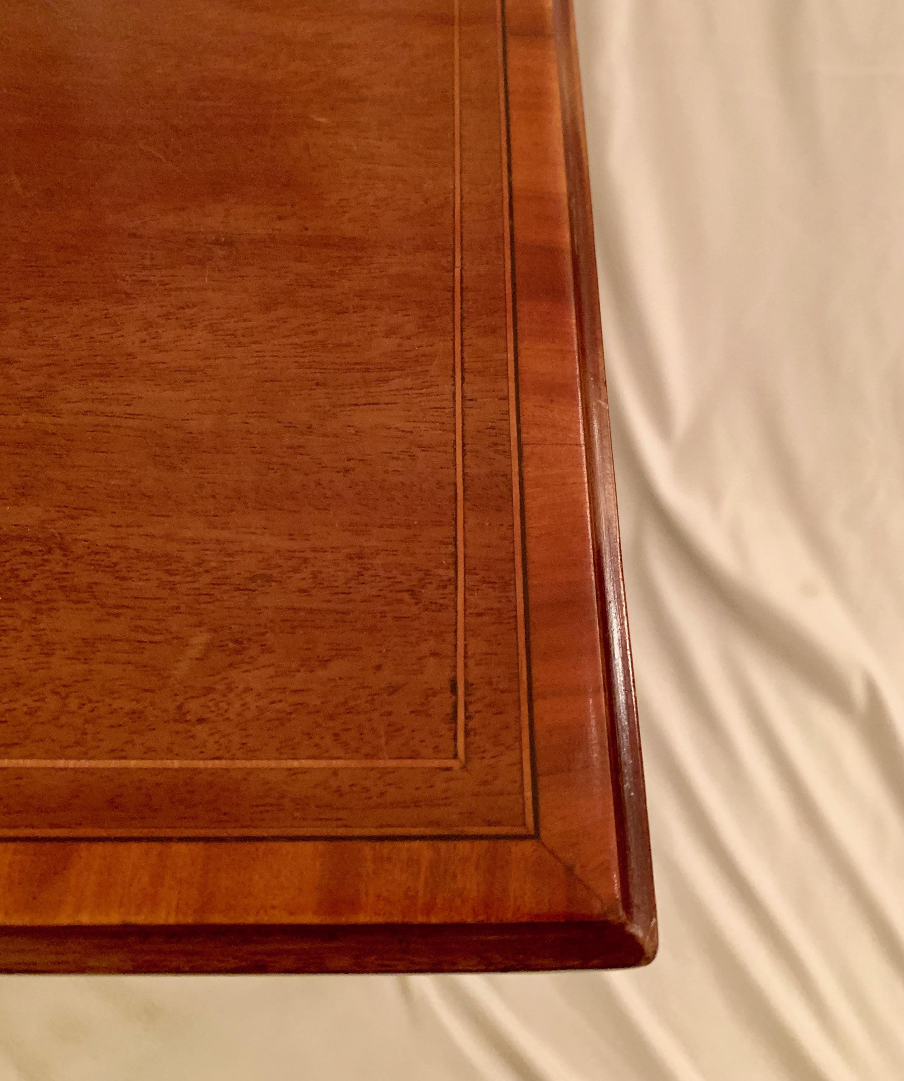 Antique English Mahogany Occasional Table In Good Condition For Sale In New Orleans, LA