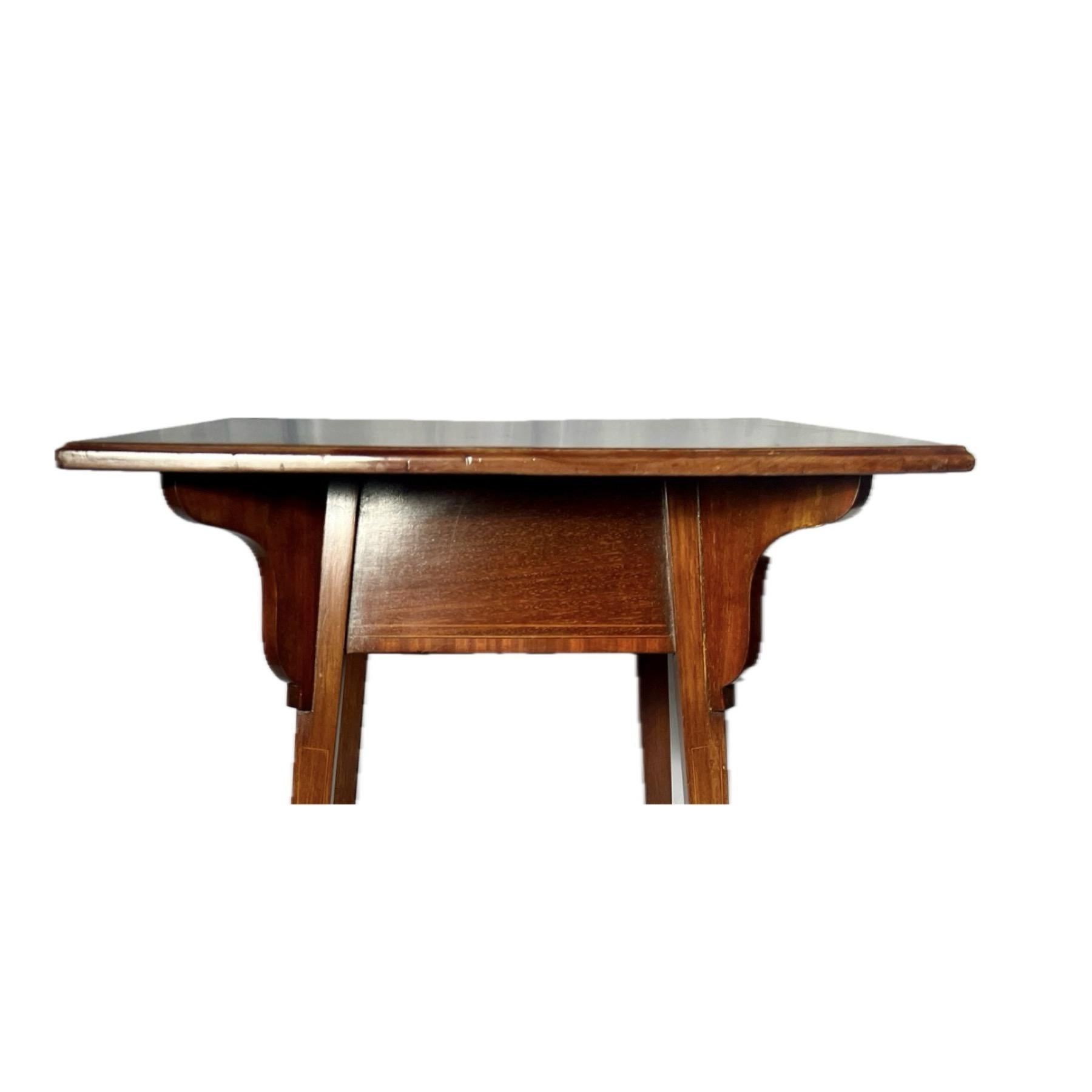 Antique English Mahogany Occasional Table, Circa 1910. For Sale 1