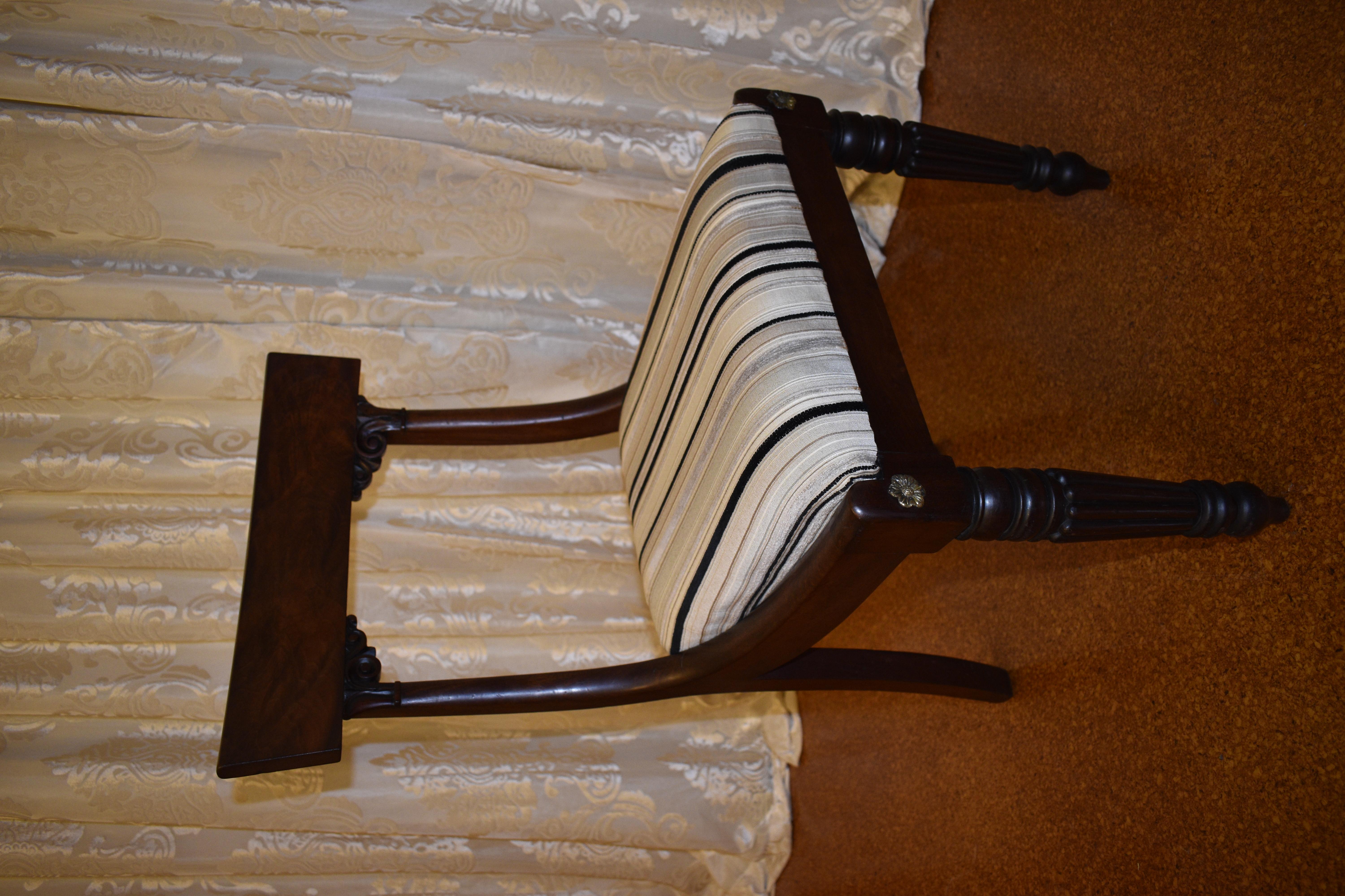 Paire de chaises anglaises anciennes en acajou en vente 1