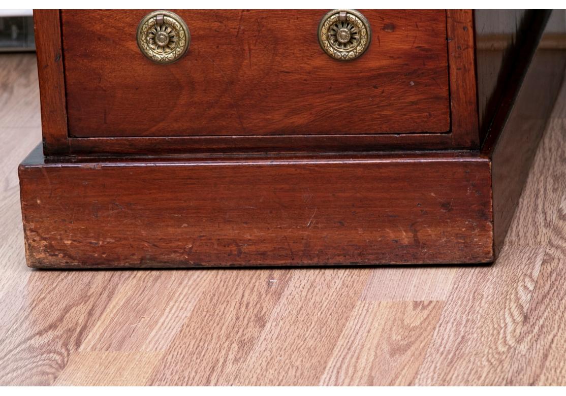 Ancien bureau à piédestal en acajou anglais en vente 4