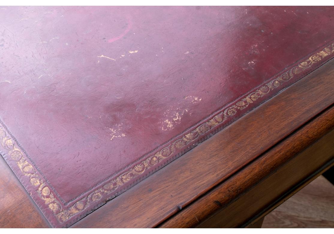 Ancien bureau à piédestal en acajou anglais en vente 5