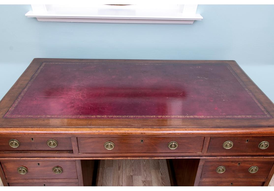 Ancien bureau à piédestal en acajou anglais en vente 6