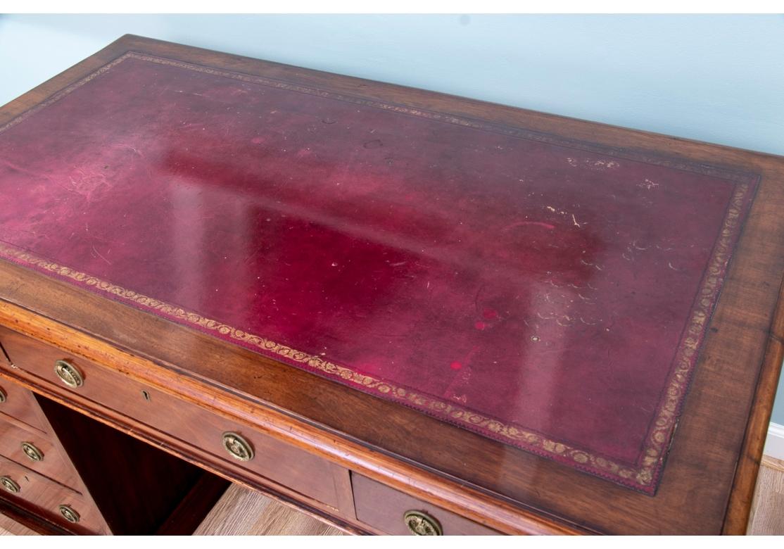 Ancien bureau à piédestal en acajou anglais en vente 7