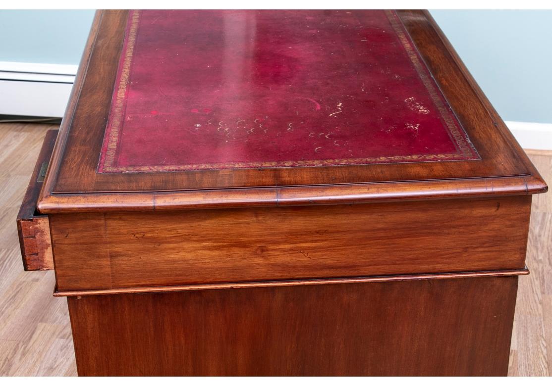 Ancien bureau à piédestal en acajou anglais en vente 9