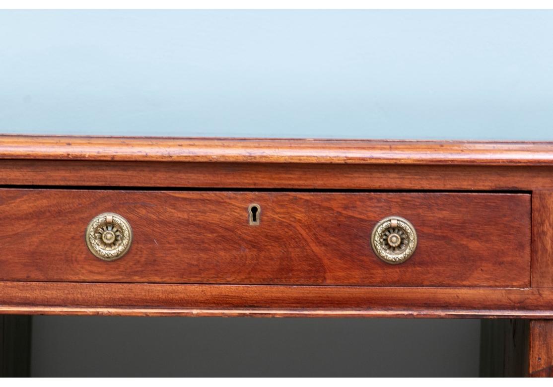 Bureau à piédestal en acajou anglais avec surface d'écriture en cuir sang-de-bœuf doré, trois tiroirs en frise et six tiroirs au total répartis entre les deux côtés avec des poignées en anneau en laiton. Le bureau est livré en trois pièces pour