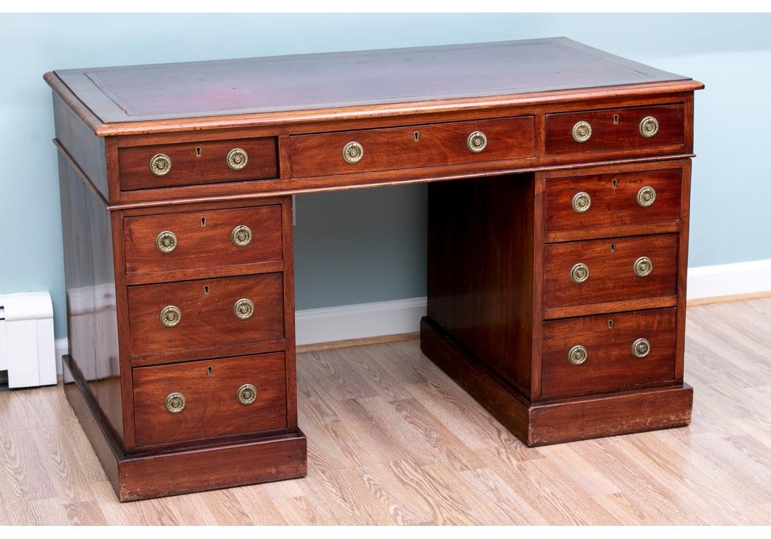 Anglais Ancien bureau à piédestal en acajou anglais en vente