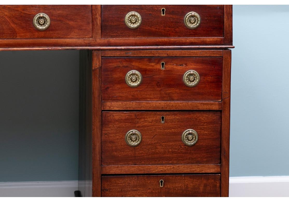 Ancien bureau à piédestal en acajou anglais Abîmé - En vente à Bridgeport, CT