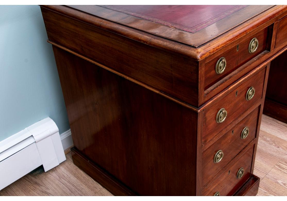 XIXe siècle Ancien bureau à piédestal en acajou anglais en vente