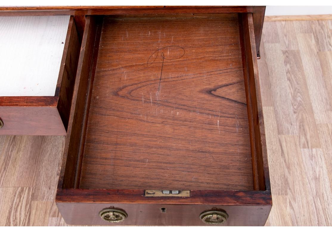 Laiton Ancien bureau à piédestal en acajou anglais en vente