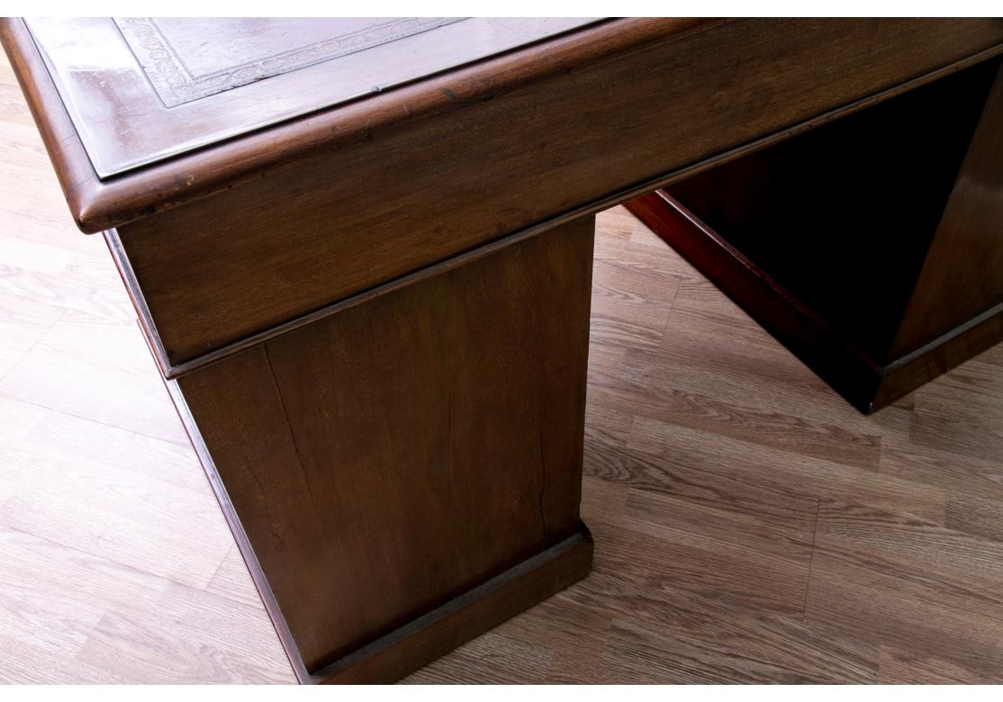 Ancien bureau à piédestal en acajou anglais en vente 1
