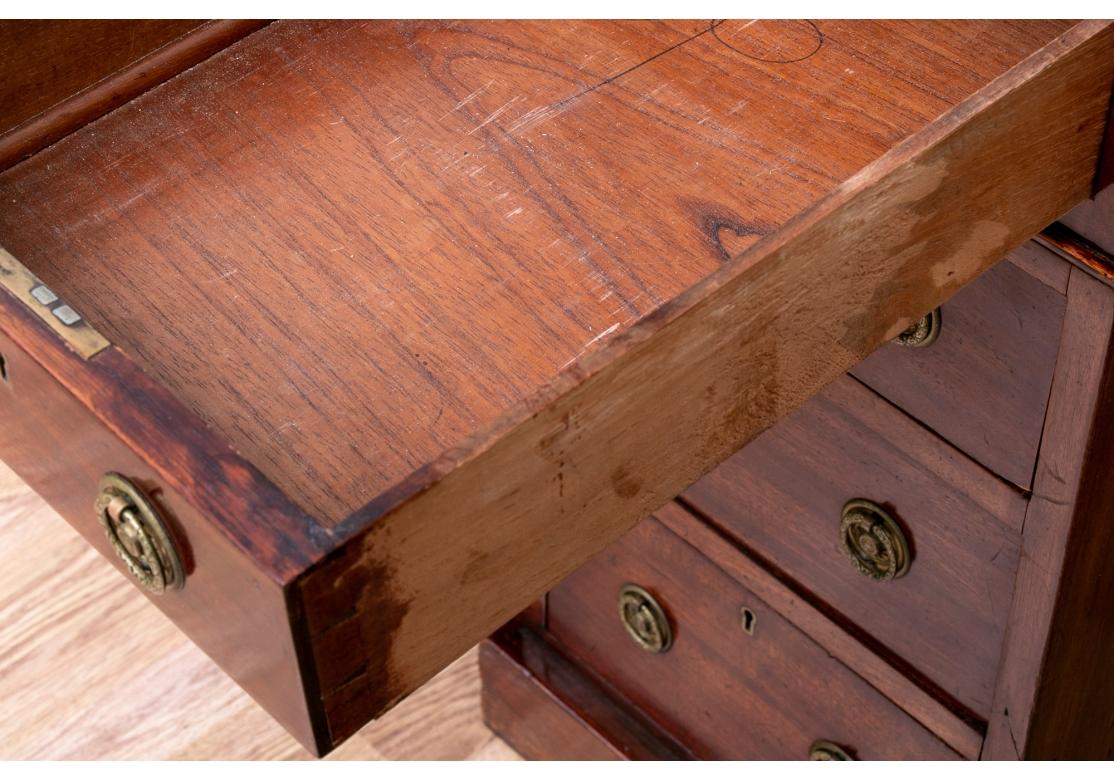 Ancien bureau à piédestal en acajou anglais en vente 2