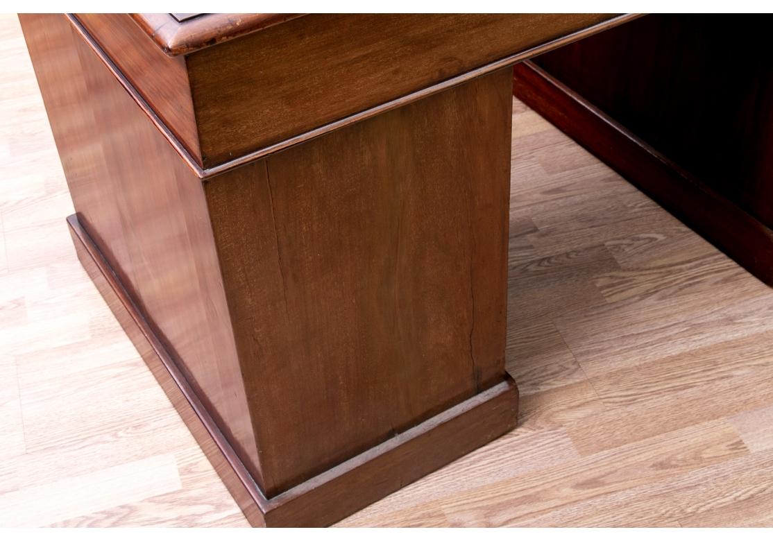 Ancien bureau à piédestal en acajou anglais en vente 3