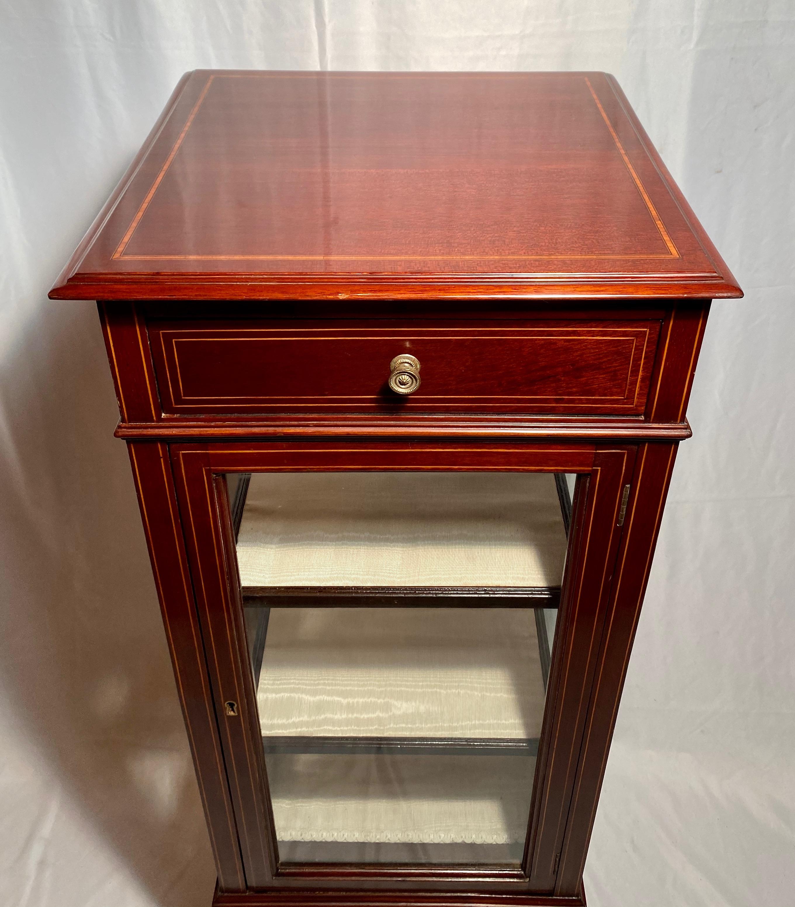Antique English Mahogany Pedestal Vitrine In Good Condition For Sale In New Orleans, LA