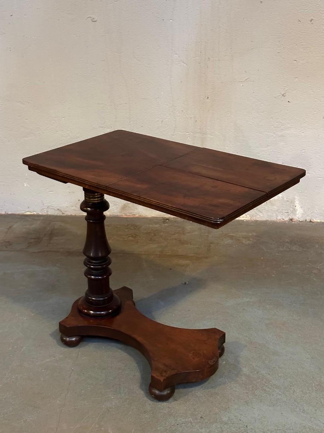 The antique English mahogany reading table. Steeped in history and crafted from warm mahogany, this table is not just a piece of furniture, but rather a timeless symbol of elegance, intellect and original craftsmanship.
The use of mahogany wood,