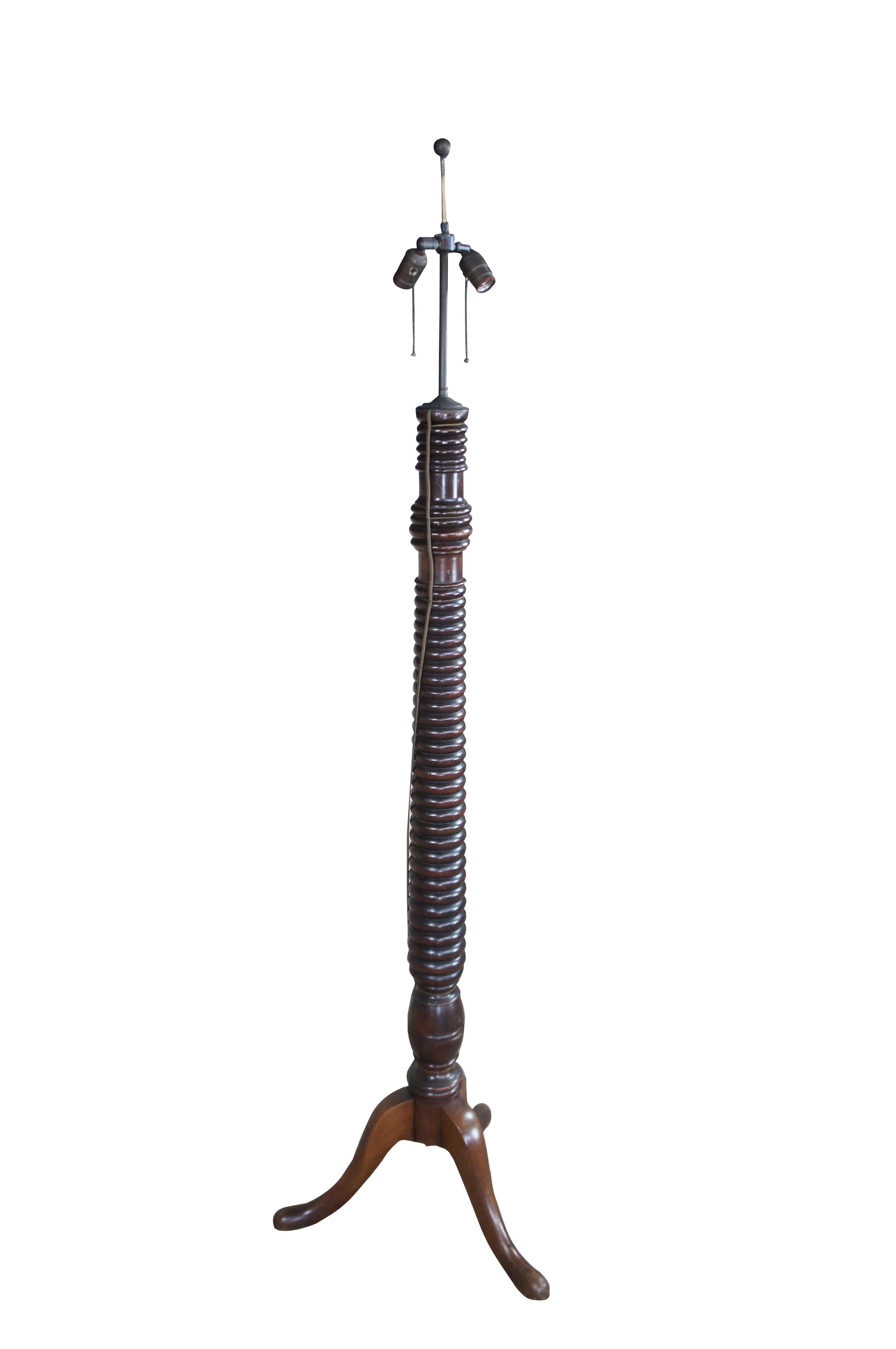 Beeindruckende frühen 20. Jahrhundert Englisch Georgian umgewandelt Fackel Kerzenständer / Kerzenhalter / Sockel Stehlampe.  Aus Mahagoni mit gedrechseltem / gestapeltem / geripptem Design mit Dreibeinfuß und Pantoffelfüßen.

Abmessungen:
20
