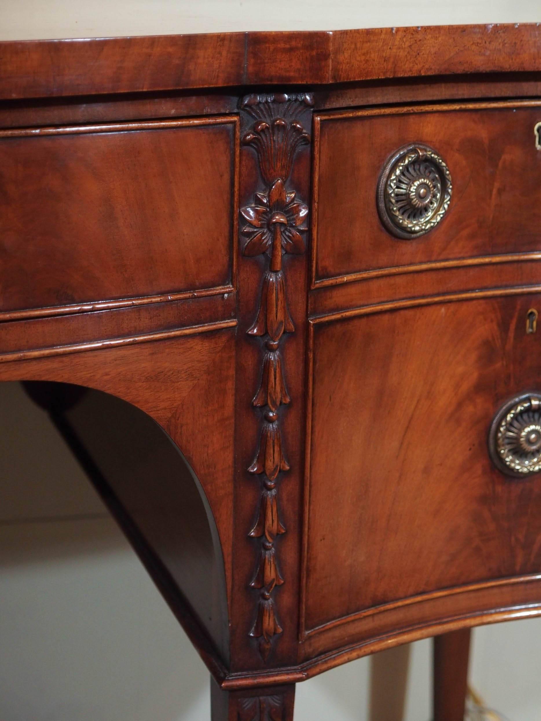 Antique English Mahogany Serpentine Sideboard In Excellent Condition In New Orleans, LA