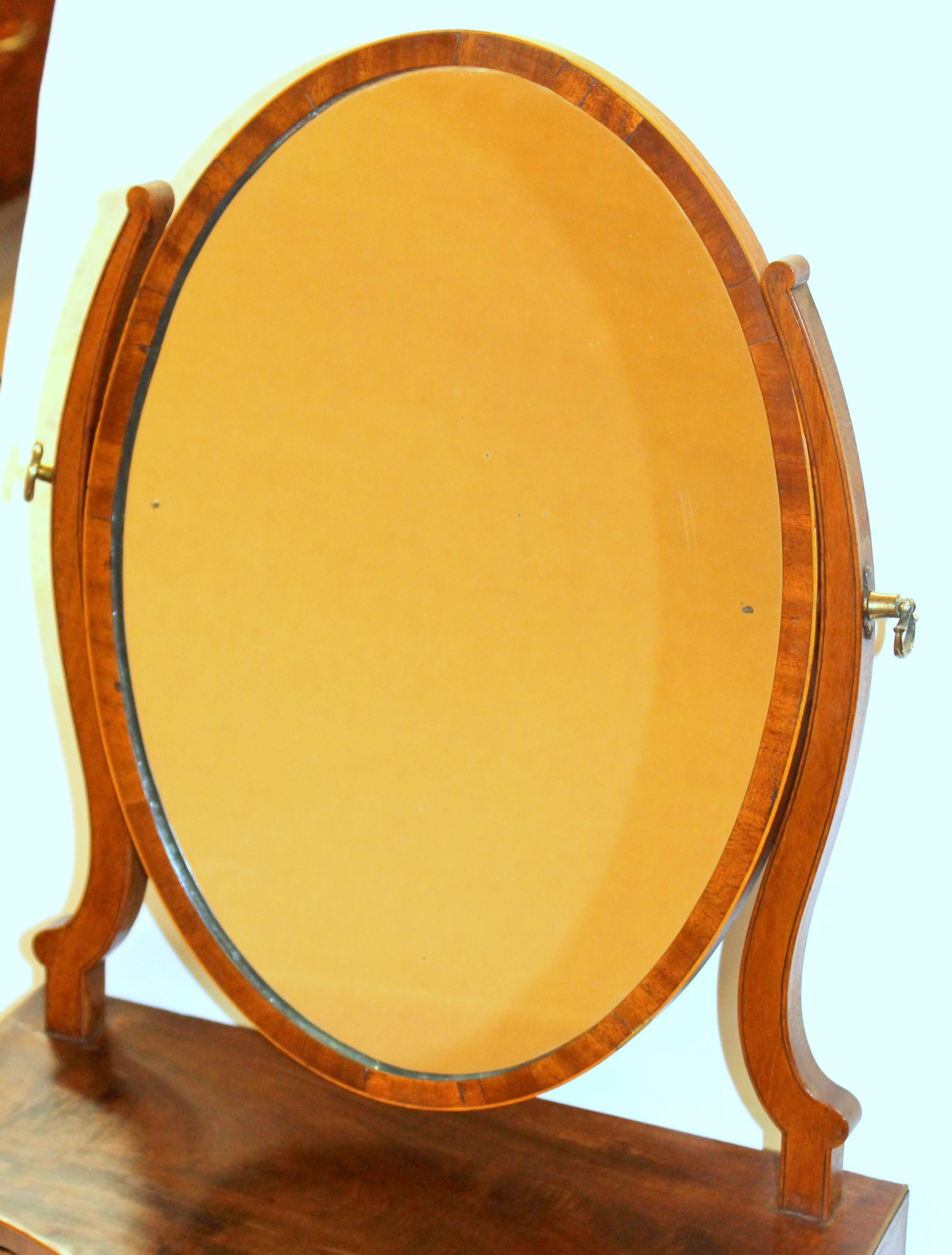 Antique English Geo. III Mahogany  Serpentine front Shaving Mirror In Good Condition For Sale In Charleston, SC