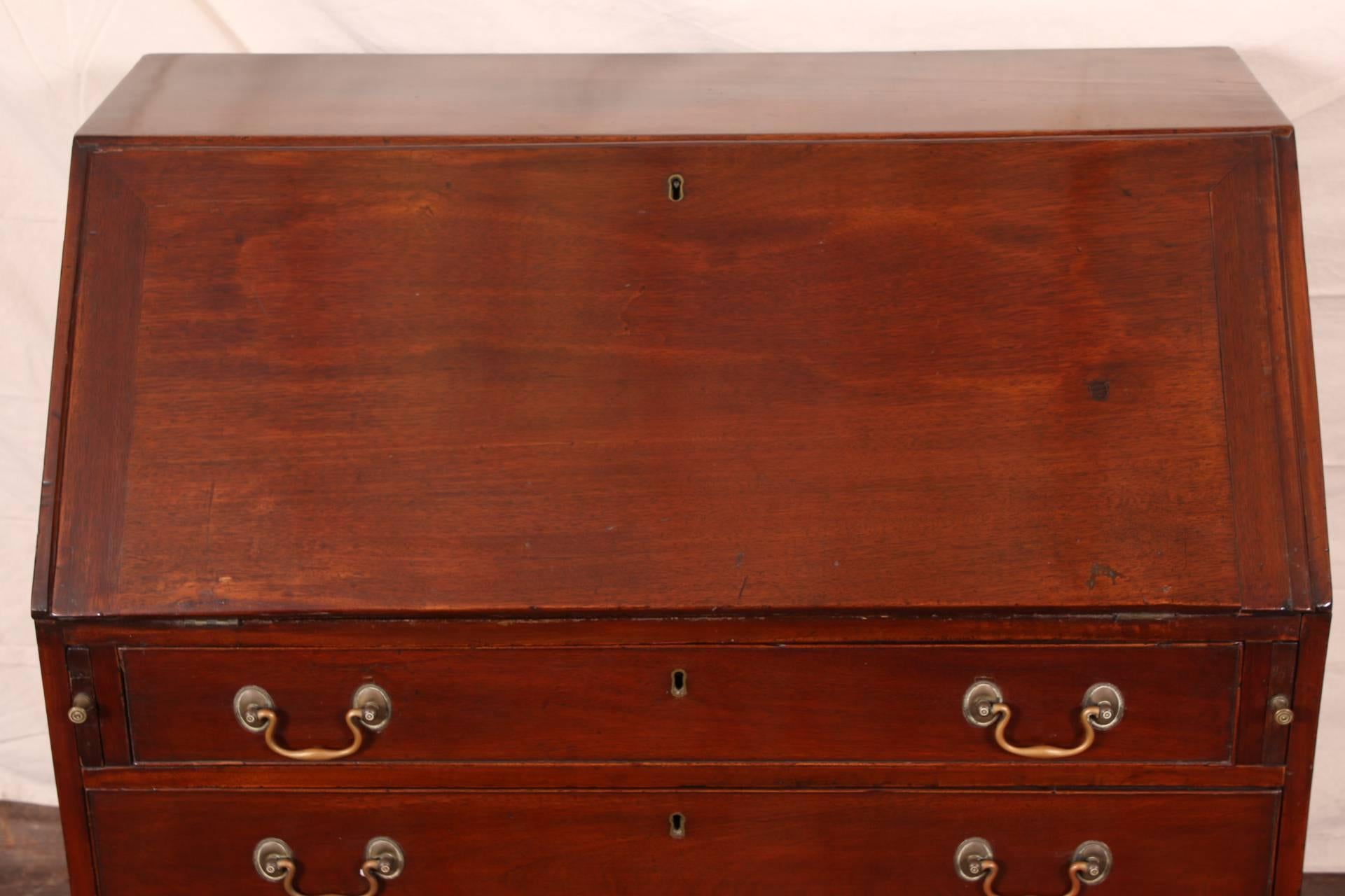 Antique English Mahogany Slant Front Desk, George III In Good Condition In Bridgeport, CT