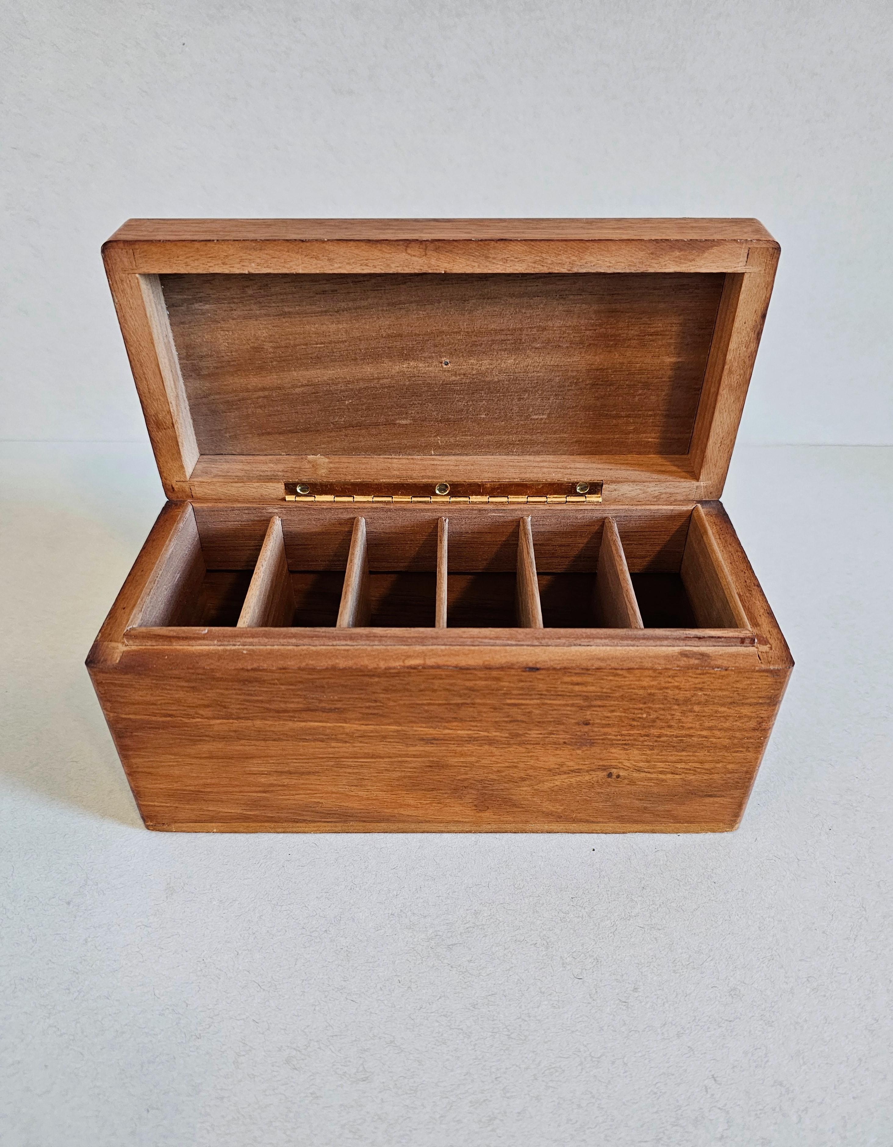 A high quality mahogany table box from the early 20th century. 

English Edwardian period, rectangular chest form with fine quality brass hinged lid, opening to reveal a divided interior. The exterior features warm rich mahogany with attractive