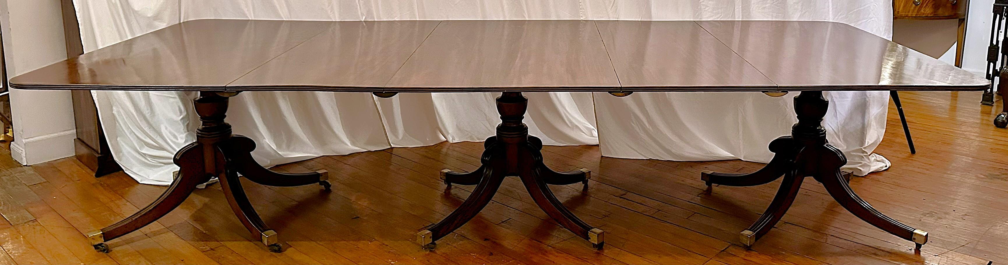 Anglais Ancienne table de salle à manger anglaise à trois piédestaux en acajou, vers 1880-1900. en vente