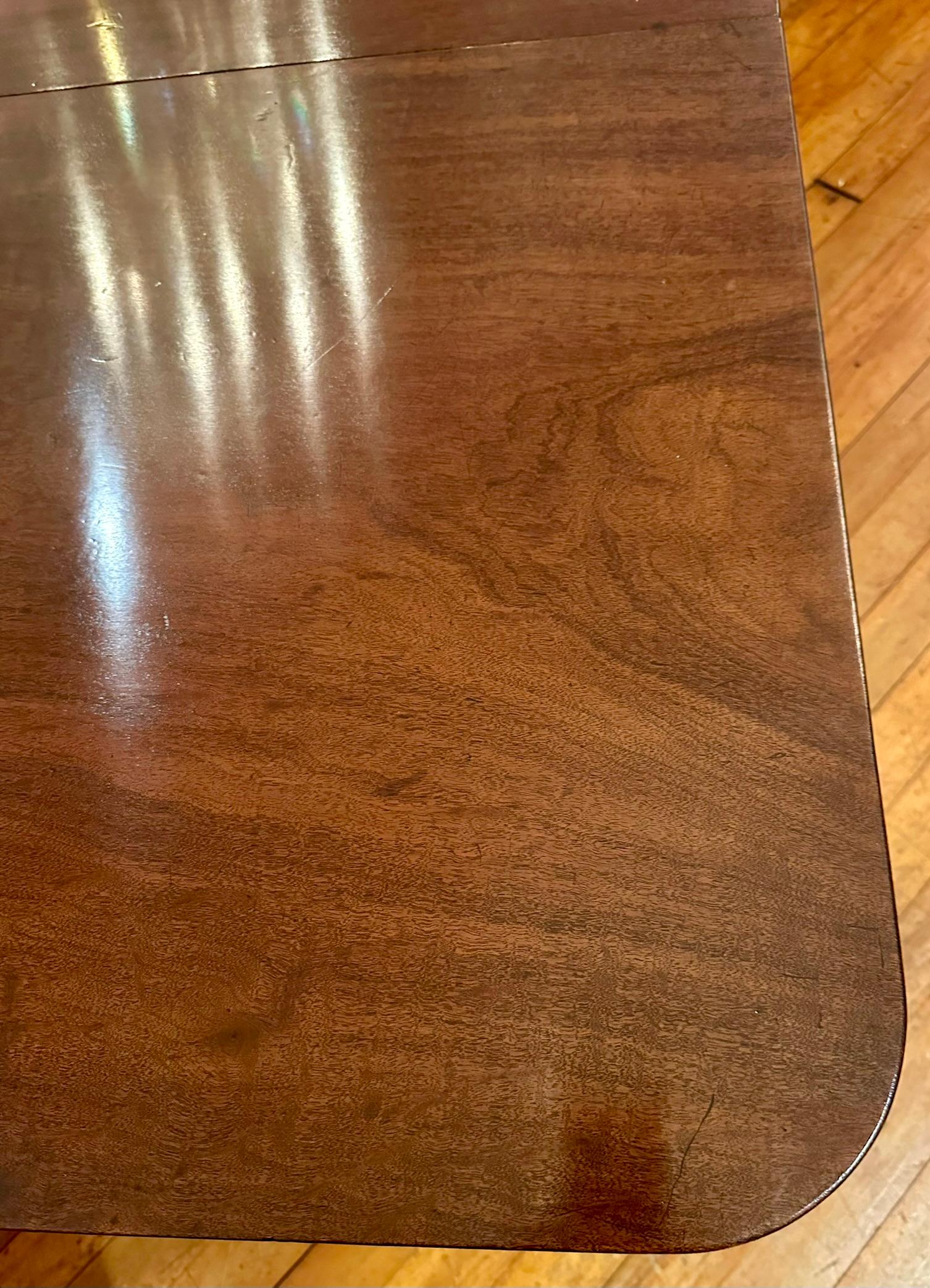 Ancienne table de salle à manger anglaise à trois piédestaux en acajou, vers 1880-1900. Bon état - En vente à New Orleans, LA