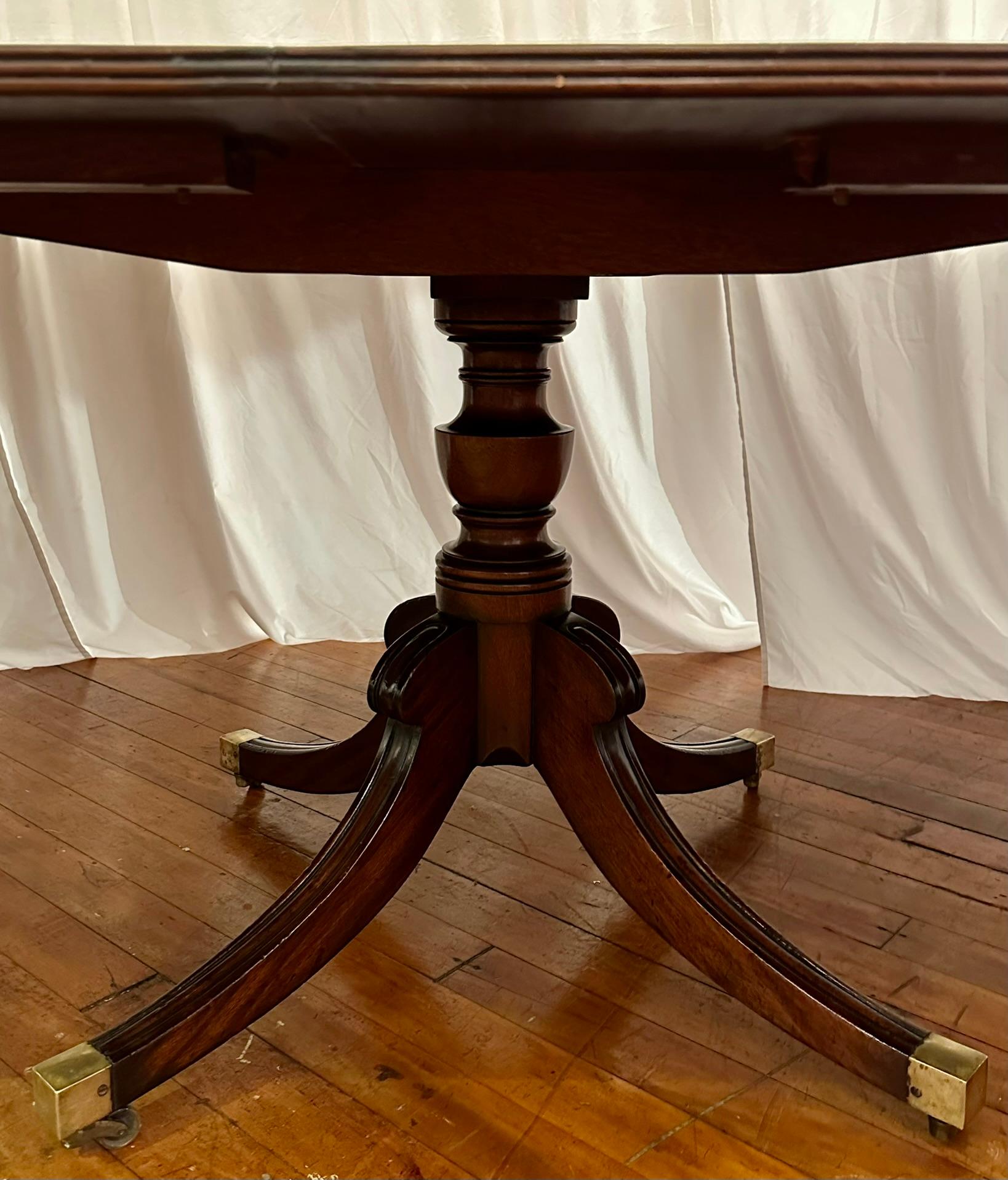 XIXe siècle Ancienne table de salle à manger anglaise à trois piédestaux en acajou, vers 1880-1900. en vente