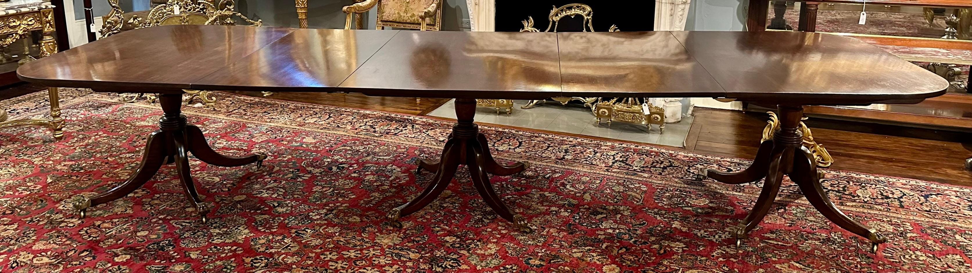 Ancienne table de salle à manger anglaise à trois piédestaux en acajou, vers 1890.
Représenté complètement déployé avec 2 feuilles à 12 pieds 2 1/2 pouces de long. 
Les feuilles mesurent chacune 22 1/4