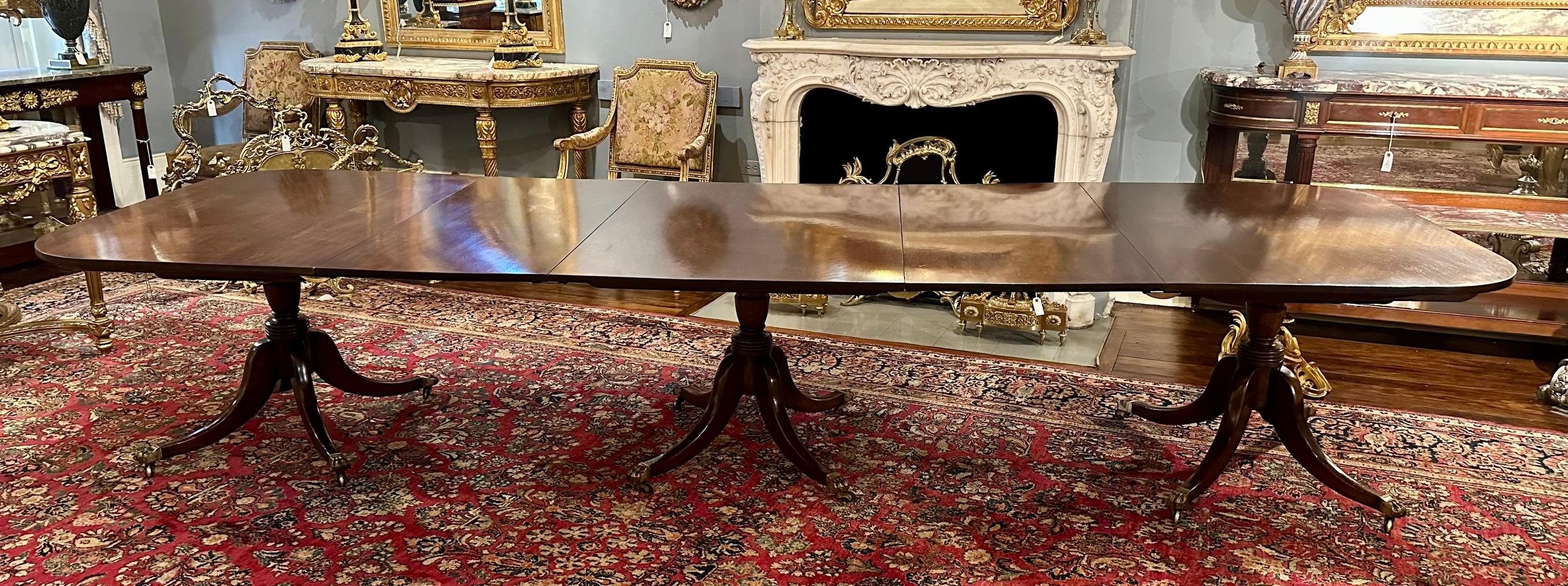 Victorien Ancienne table de salle à manger anglaise à trois piédestaux en acajou, vers 1890. en vente