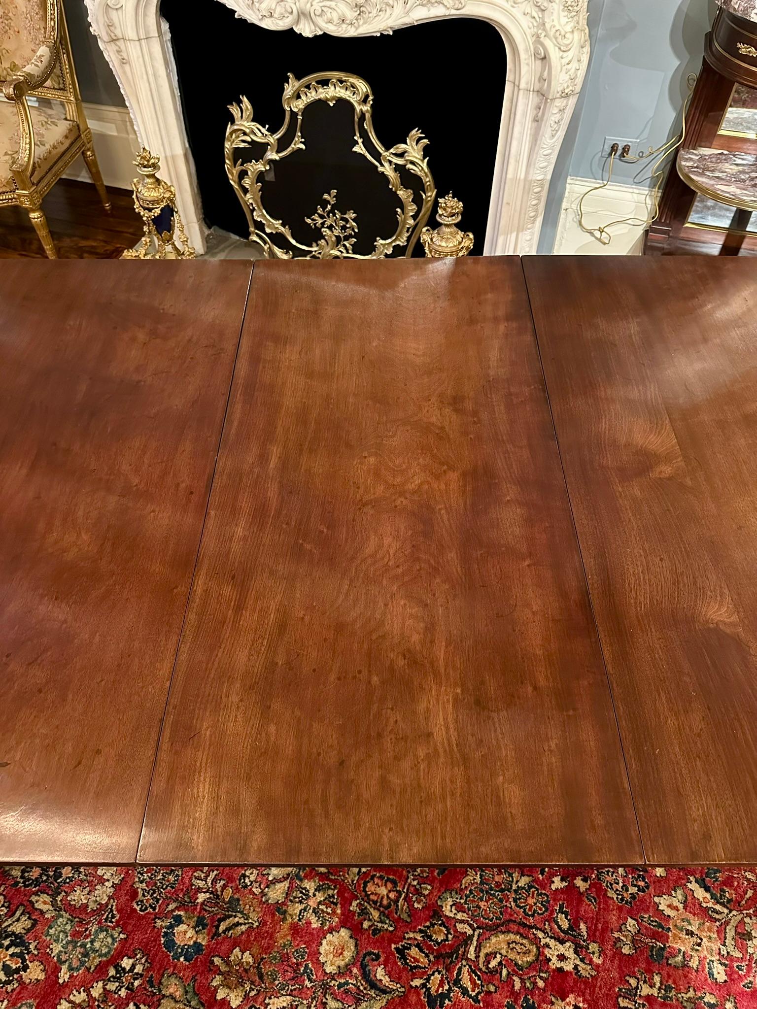 Anglais Ancienne table de salle à manger anglaise à trois piédestaux en acajou, vers 1890. en vente