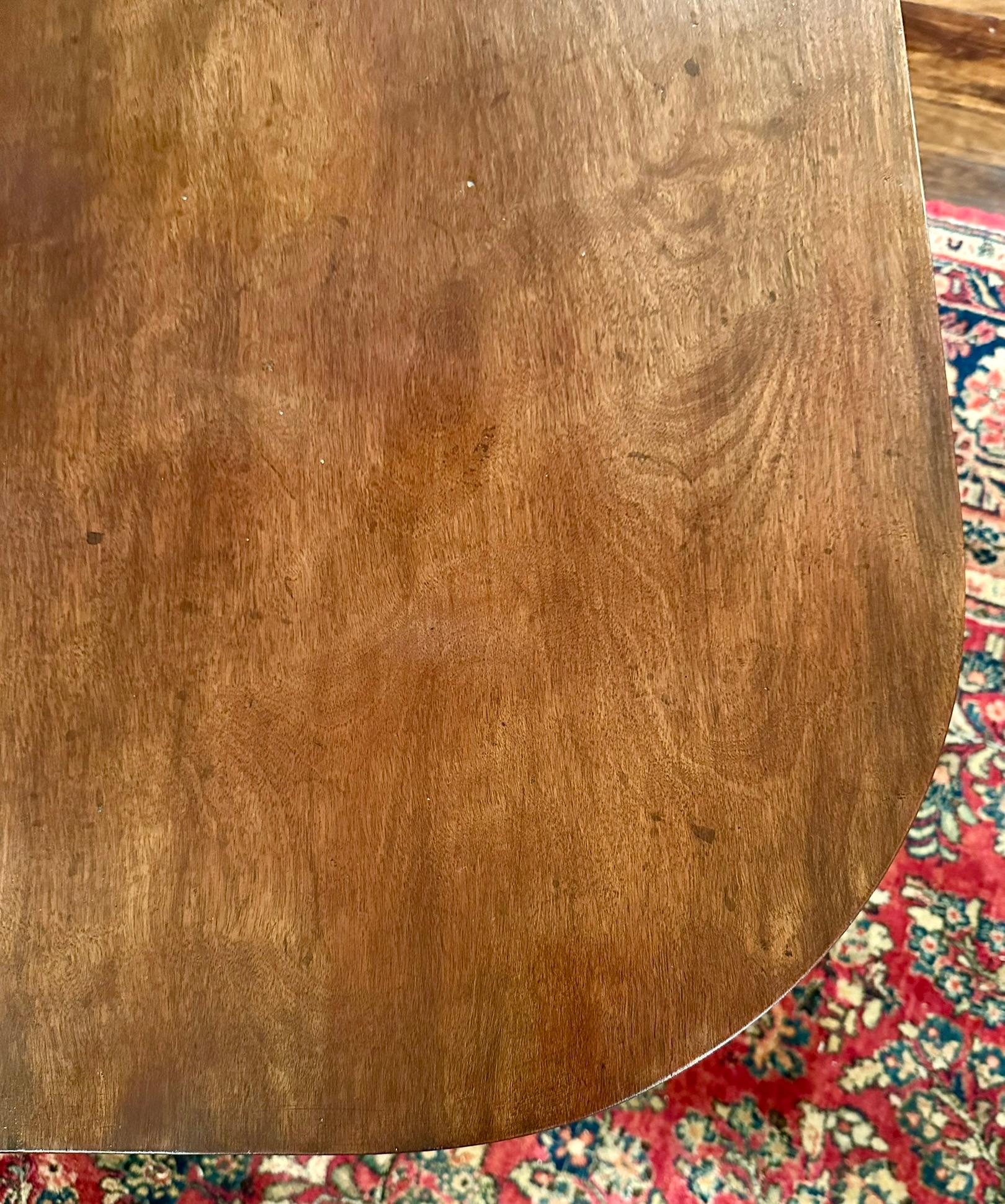 Ancienne table de salle à manger anglaise à trois piédestaux en acajou, vers 1890. Bon état - En vente à New Orleans, LA