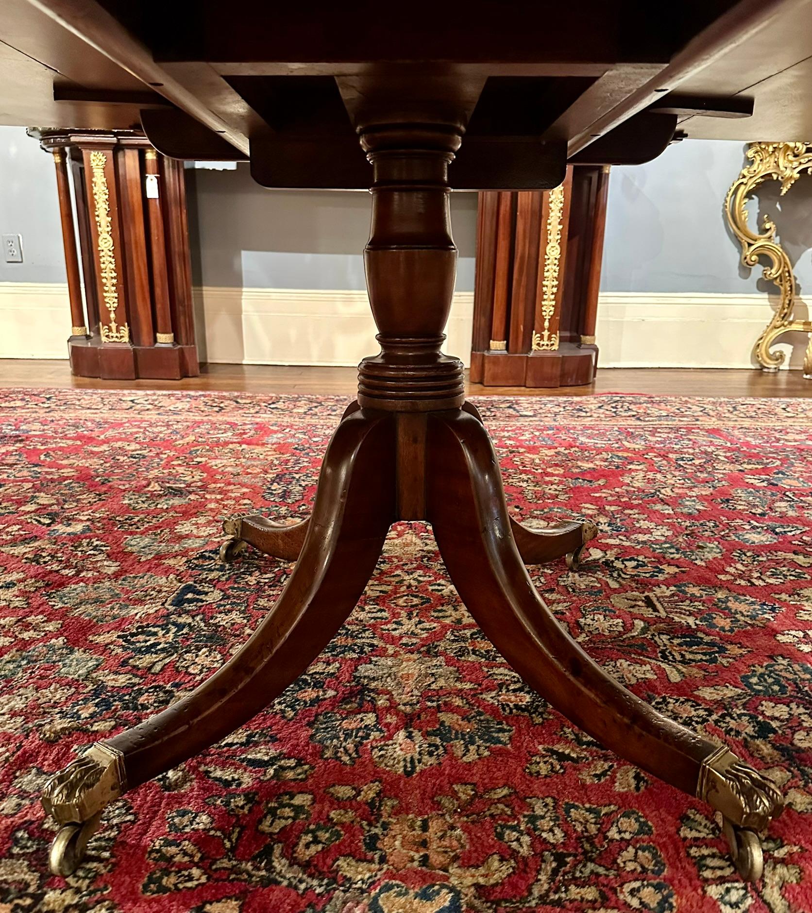 XIXe siècle Ancienne table de salle à manger anglaise à trois piédestaux en acajou, vers 1890. en vente