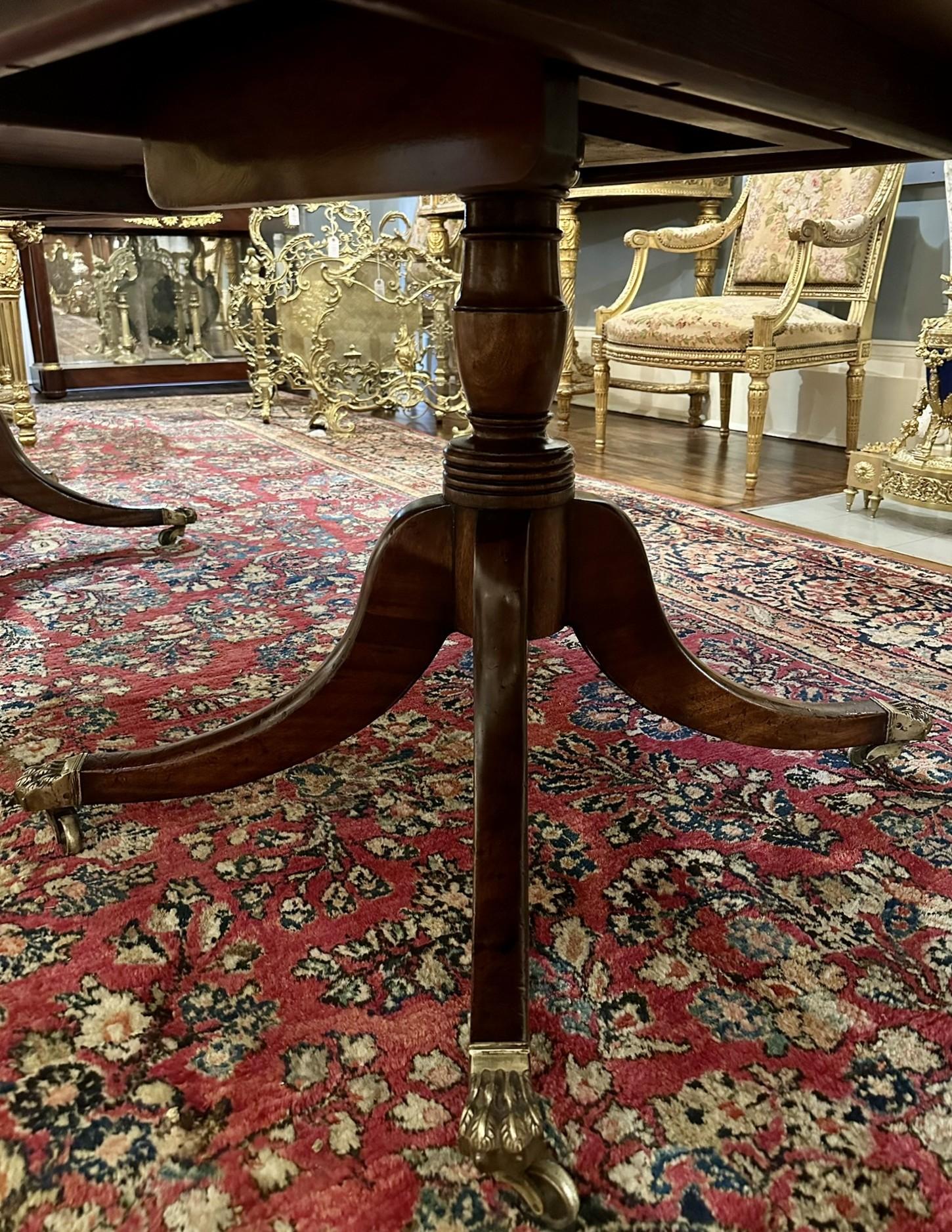 Acajou Ancienne table de salle à manger anglaise à trois piédestaux en acajou, vers 1890. en vente
