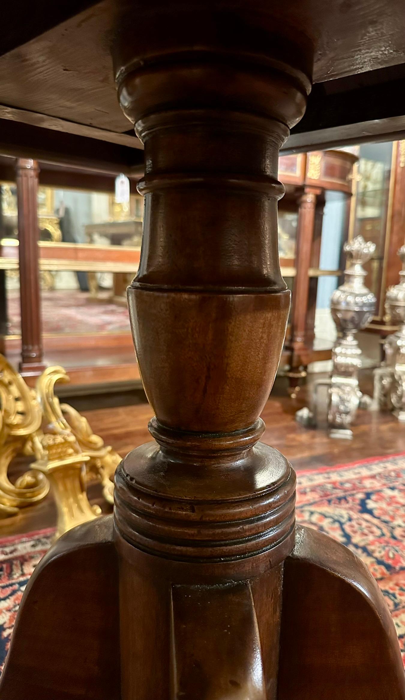 Ancienne table de salle à manger anglaise à trois piédestaux en acajou, vers 1890. en vente 1