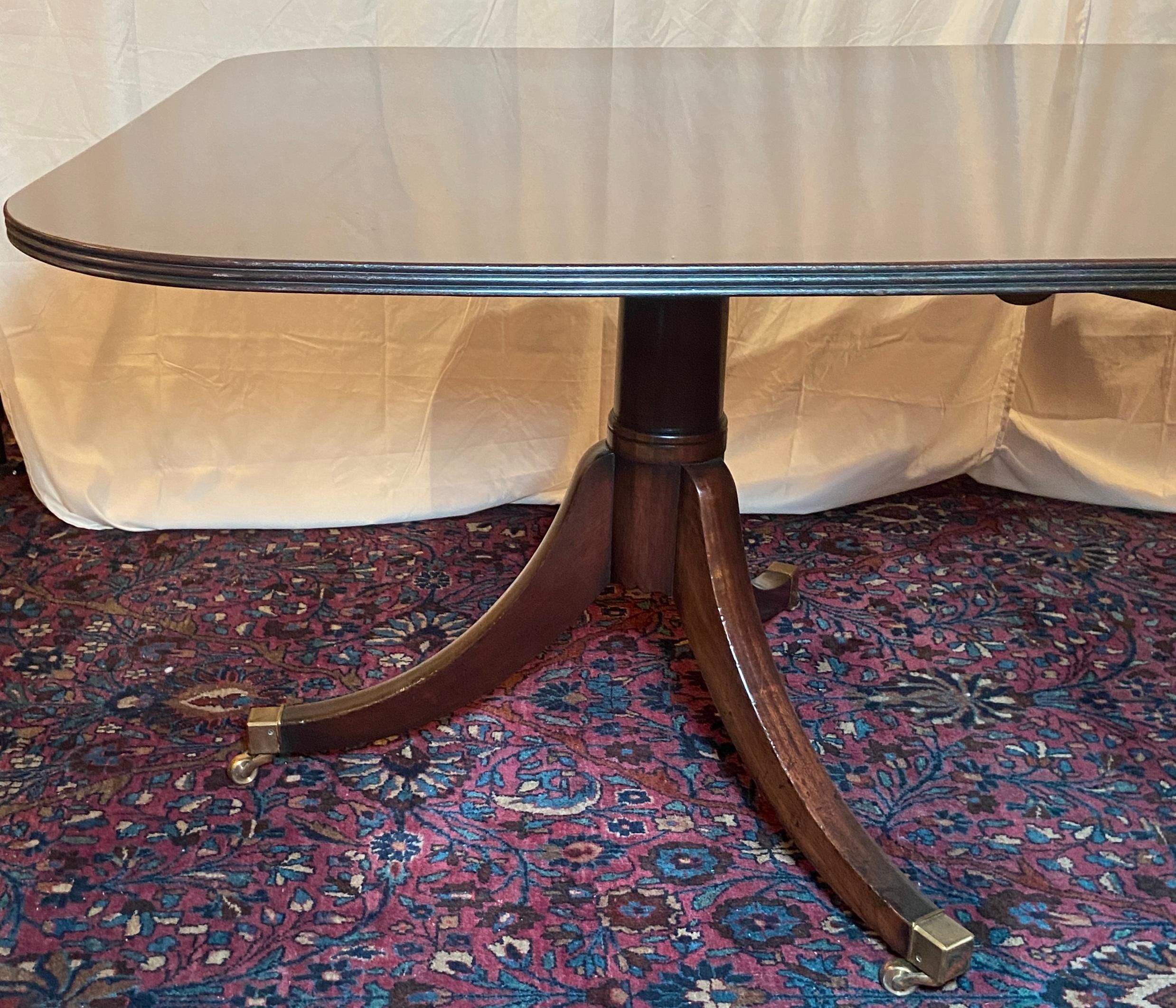 Antique English Mahogany Two-Pedestal Dining Table, Circa 1900 In Good Condition In New Orleans, LA