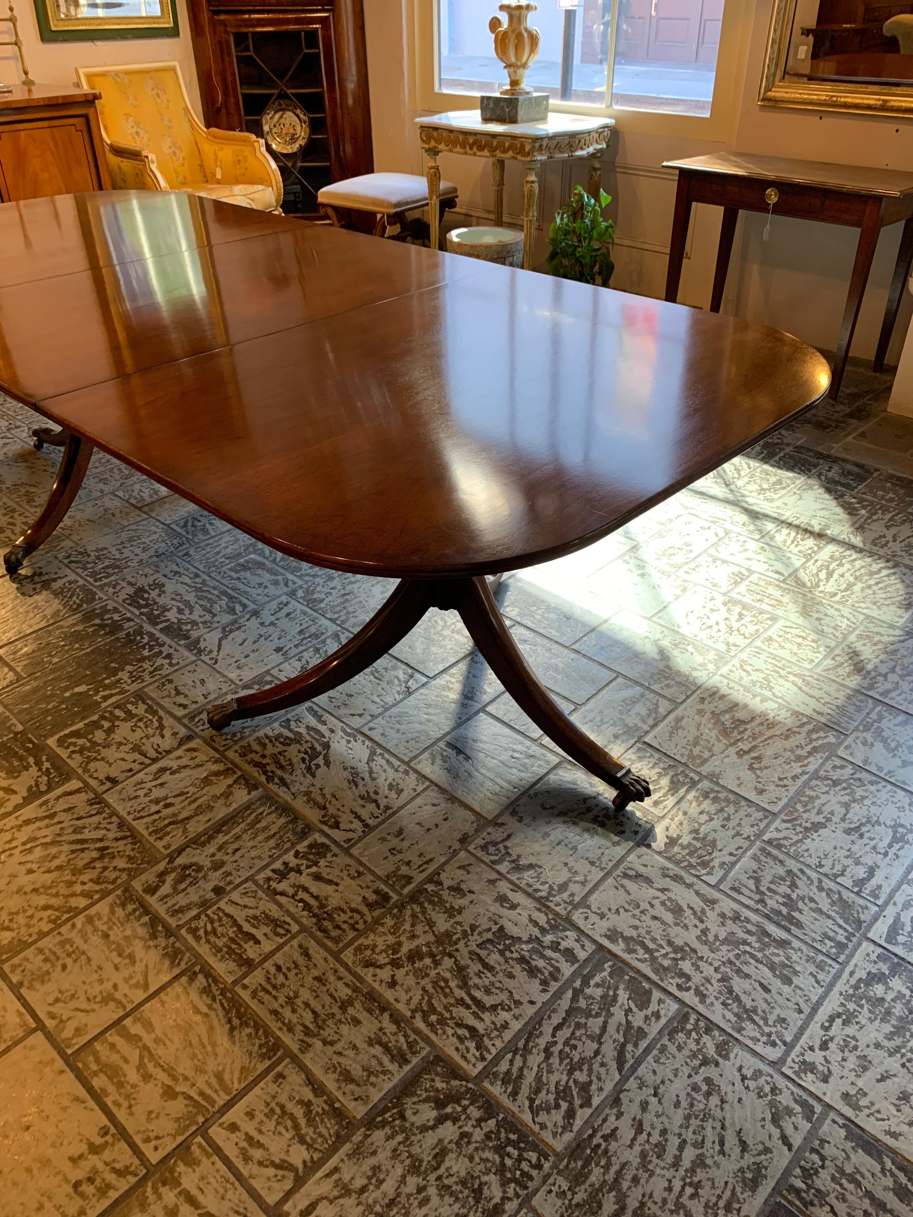 Antique English Mahogany Two Pedestal Dining Table In Good Condition For Sale In New Orleans, LA