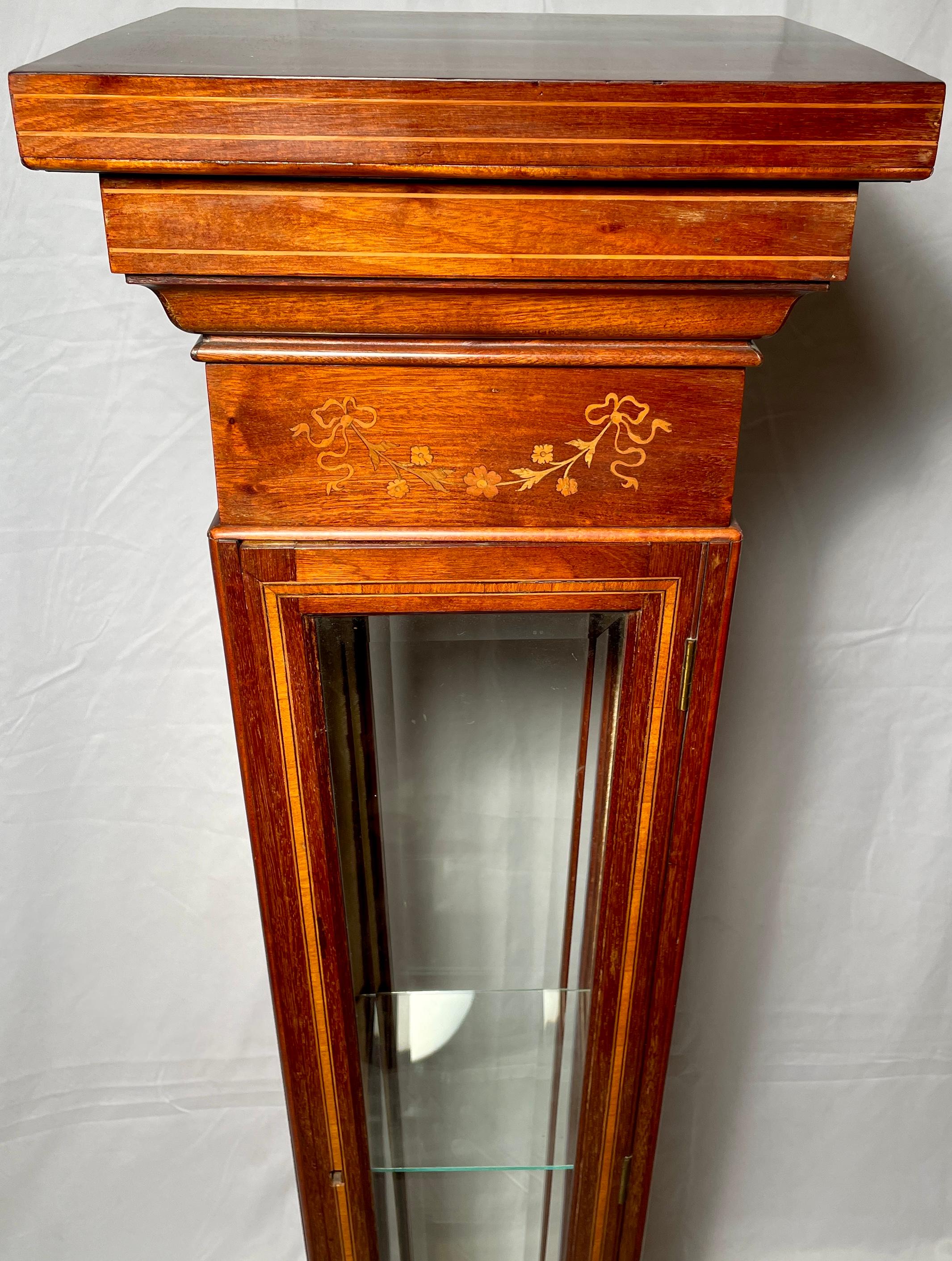 Antique English Mahogany Vitrine Pedestal, Circa 1875-1885 In Good Condition For Sale In New Orleans, LA