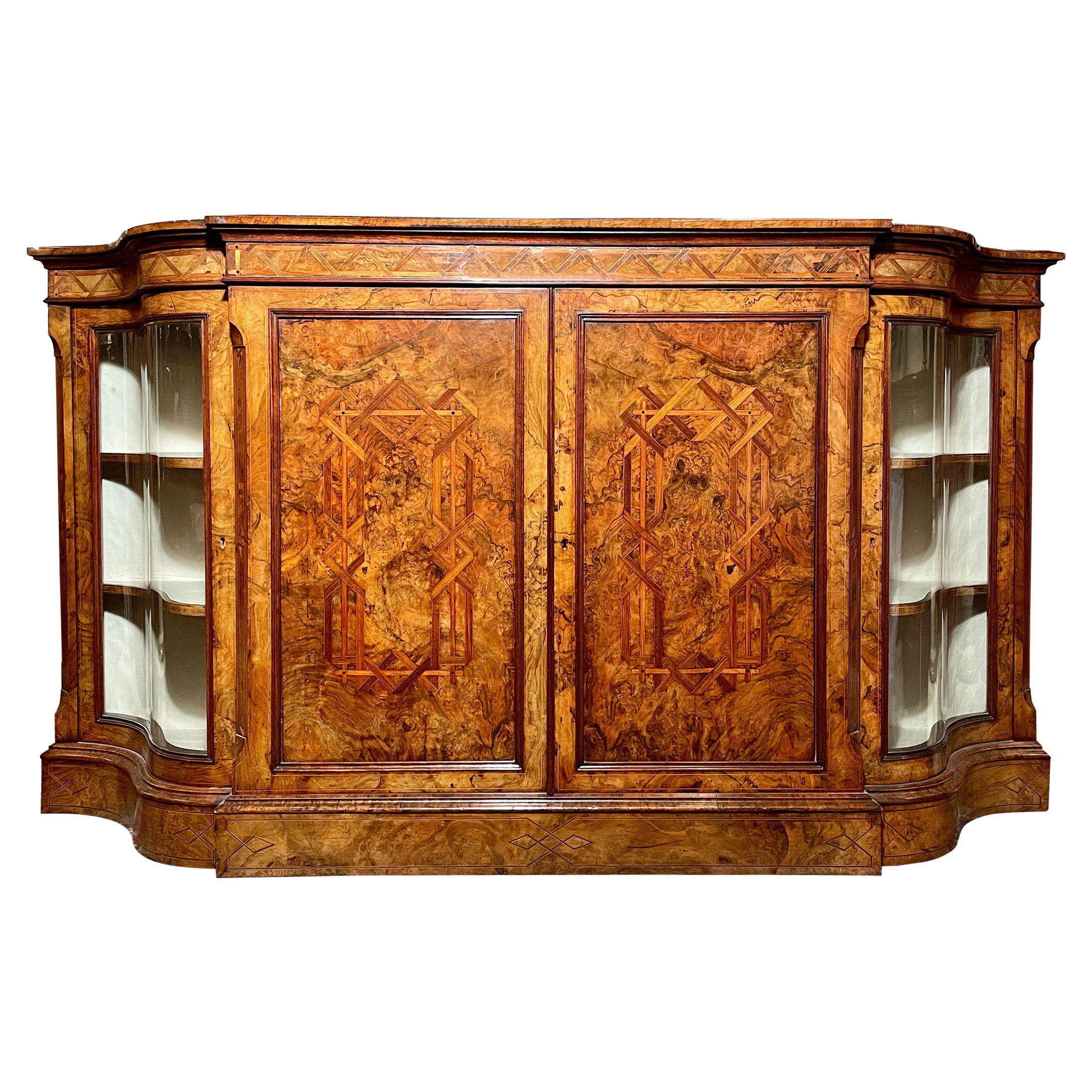 Antica credenza inglese a forma di serpentina in mogano con intarsi, circa 1865-1875 in vendita