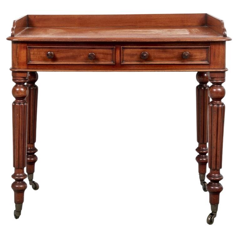 Ancienne table à écrire anglaise en acajou en vente